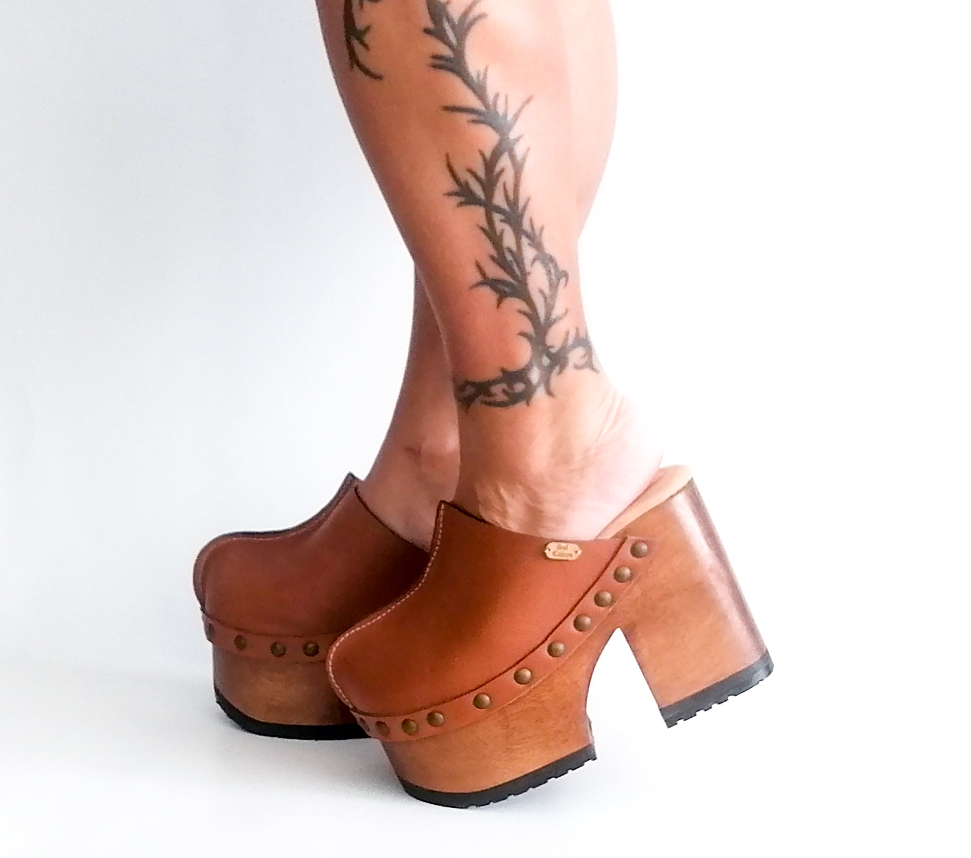Clogs with platform and high heel in vintage inspiration, 70's style. Closed wooden heel in light brown leather. Sizes 34 to 47. Handmade to order. The Vintage Clogs are an exclusive design by Sol Caleyo.