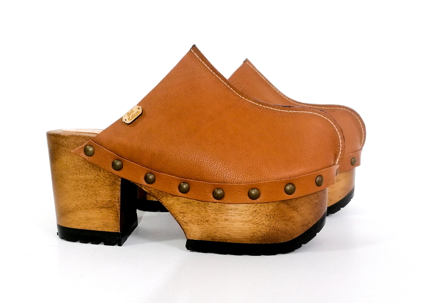 Leather clog with wooden heel vintage style 70s. Camel clog with platform and wooden heel. Sizes from 34 to 47. Excellent quality handmade by Sol Caleyo.