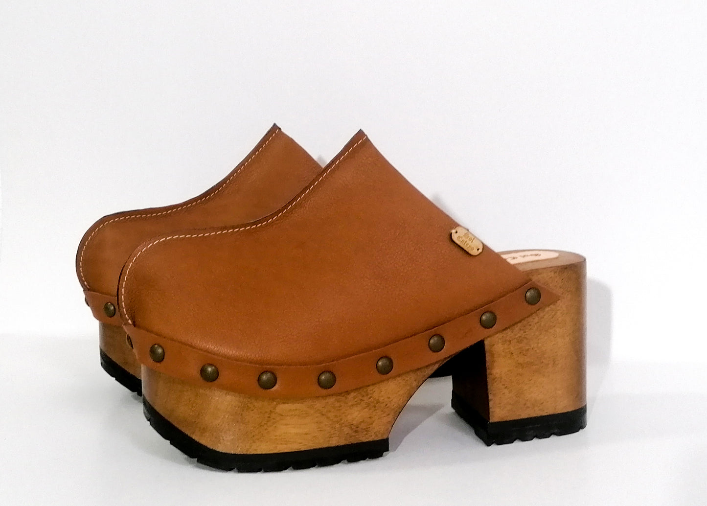 Leather clog with wooden heel vintage style 70s. Camel clog with platform and wooden heel. Sizes from 34 to 47. Excellent quality handmade by Sol Caleyo.