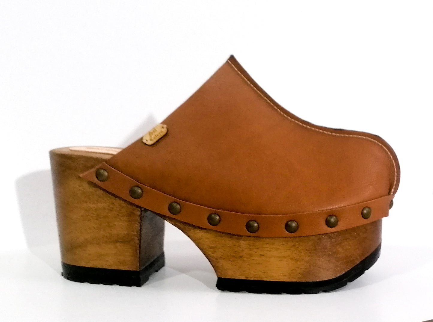 Leather clog with wooden heel vintage style 70s. Camel clog with platform and wooden heel. Sizes from 34 to 47. Excellent quality handmade by Sol Caleyo.