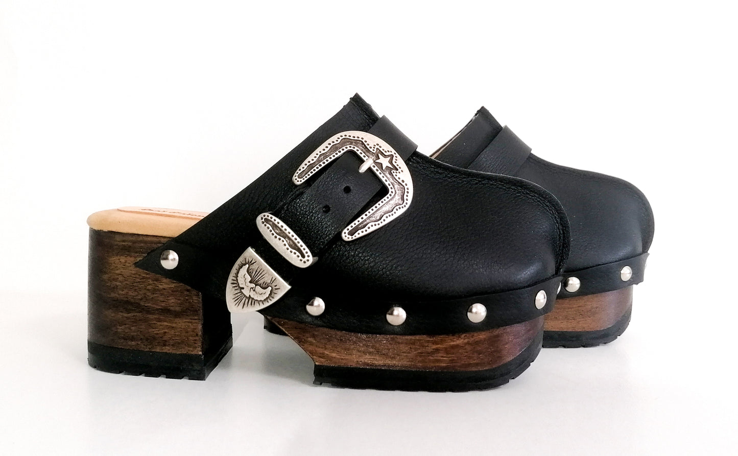 Vintage style black leather clogs. Vintage style clogs 70's. Black leather clogs with silver buckle. High quality leather shoes handmade by Sol Caleyo. Sizes 34 to 47.