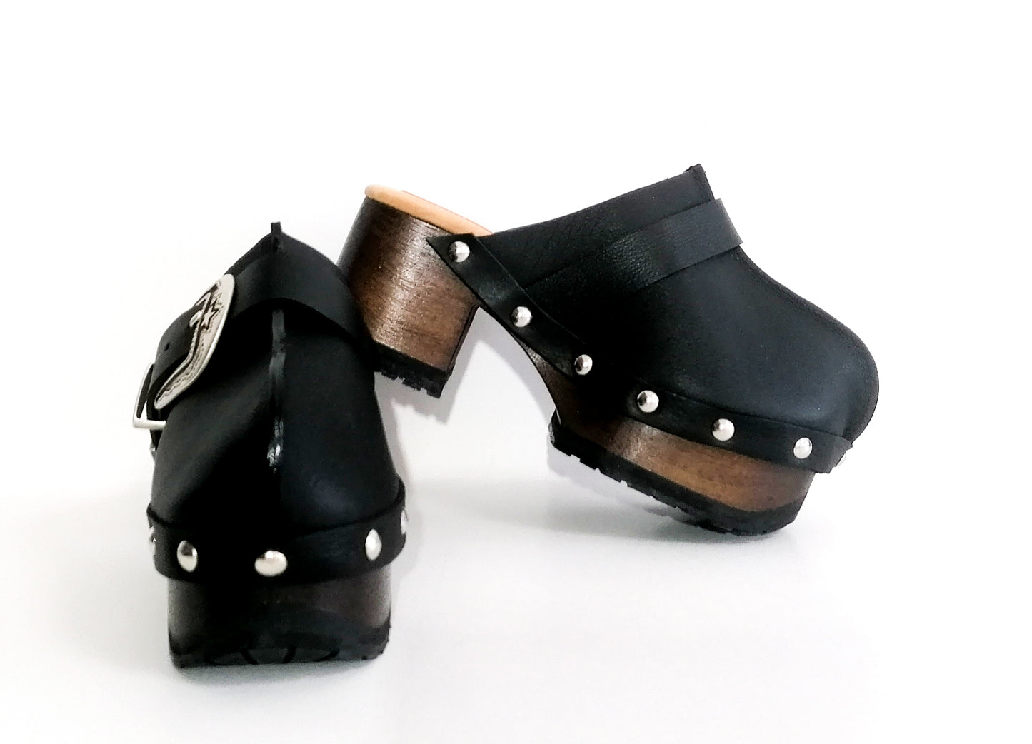 Vintage style black leather clogs. Vintage style clogs 70's. Black leather clogs with silver buckle. High quality leather shoes handmade by Sol Caleyo. Sizes 34 to 47.