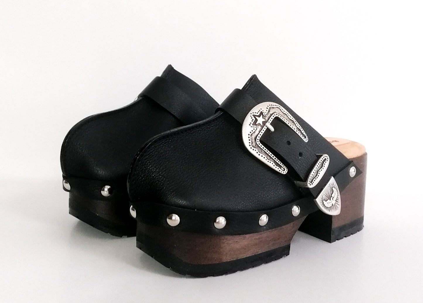 Vintage style black leather clogs. Vintage style clogs 70's. Black leather clogs with silver buckle. High quality leather shoes handmade by Sol Caleyo. Sizes 34 to 47.