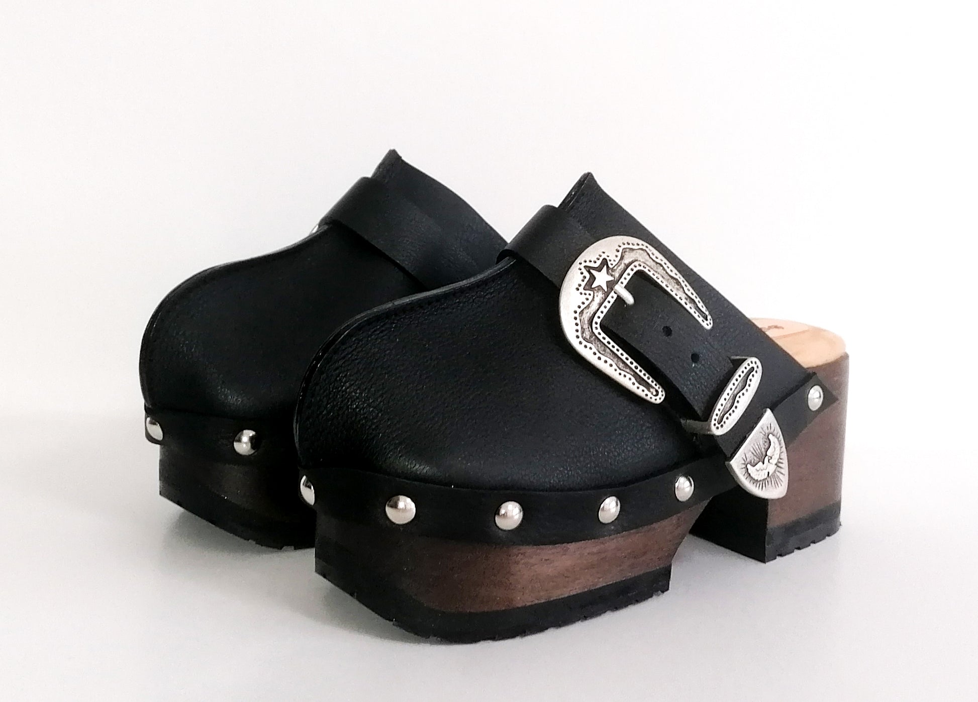 Vintage style black leather clogs. Vintage style clogs 70's. Black leather clogs with silver buckle. High quality leather shoes handmade by Sol Caleyo. Sizes 34 to 47.