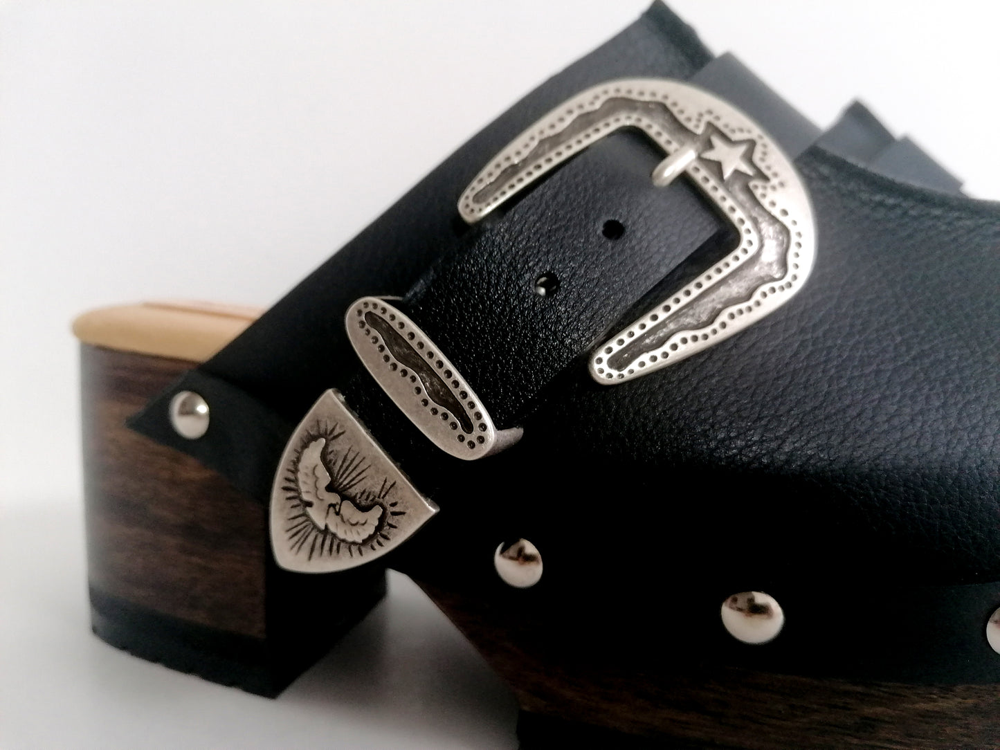 Vintage style black leather clogs. Vintage style clogs 70's. Black leather clogs with silver buckle. High quality leather shoes handmade by Sol Caleyo. Sizes 34 to 47.