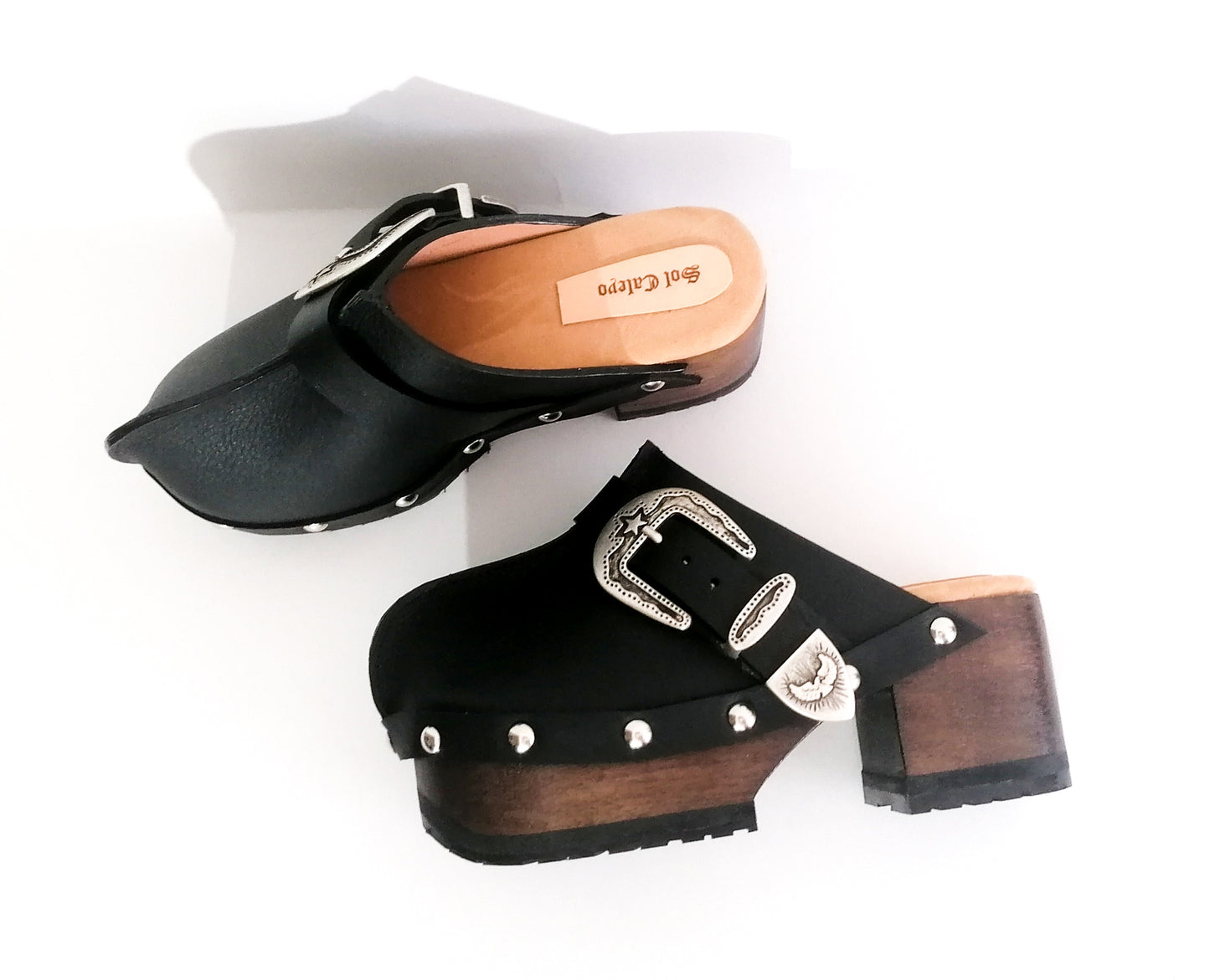 Vintage style black leather clogs. Vintage style clogs 70's. Black leather clogs with silver buckle. High quality leather shoes handmade by Sol Caleyo. Sizes 34 to 47.