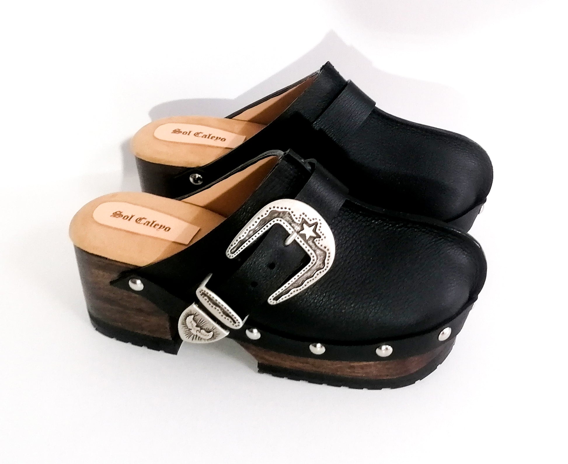 Vintage style black leather clogs. Vintage style clogs 70's. Black leather clogs with silver buckle. High quality leather shoes handmade by Sol Caleyo. Sizes 34 to 47.