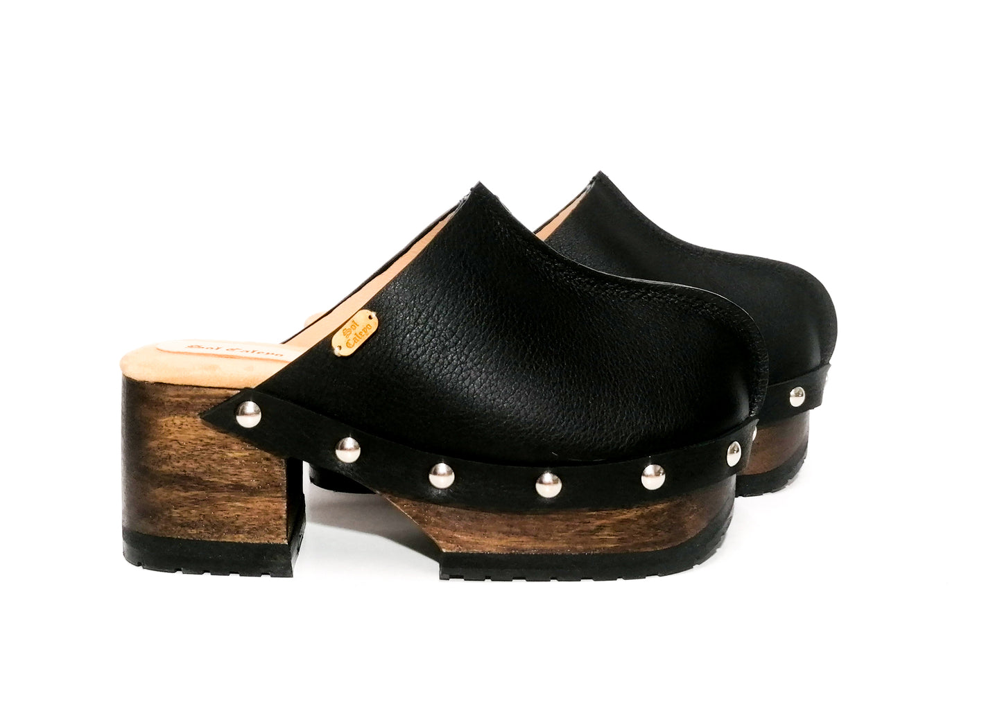 Black leather clogs. Classic vintage style leather clogs. Black clog with wooden heel. Sizes 34 to 47. High quality handmade leather shoes by sol Caleyo. Sustainable fashion.