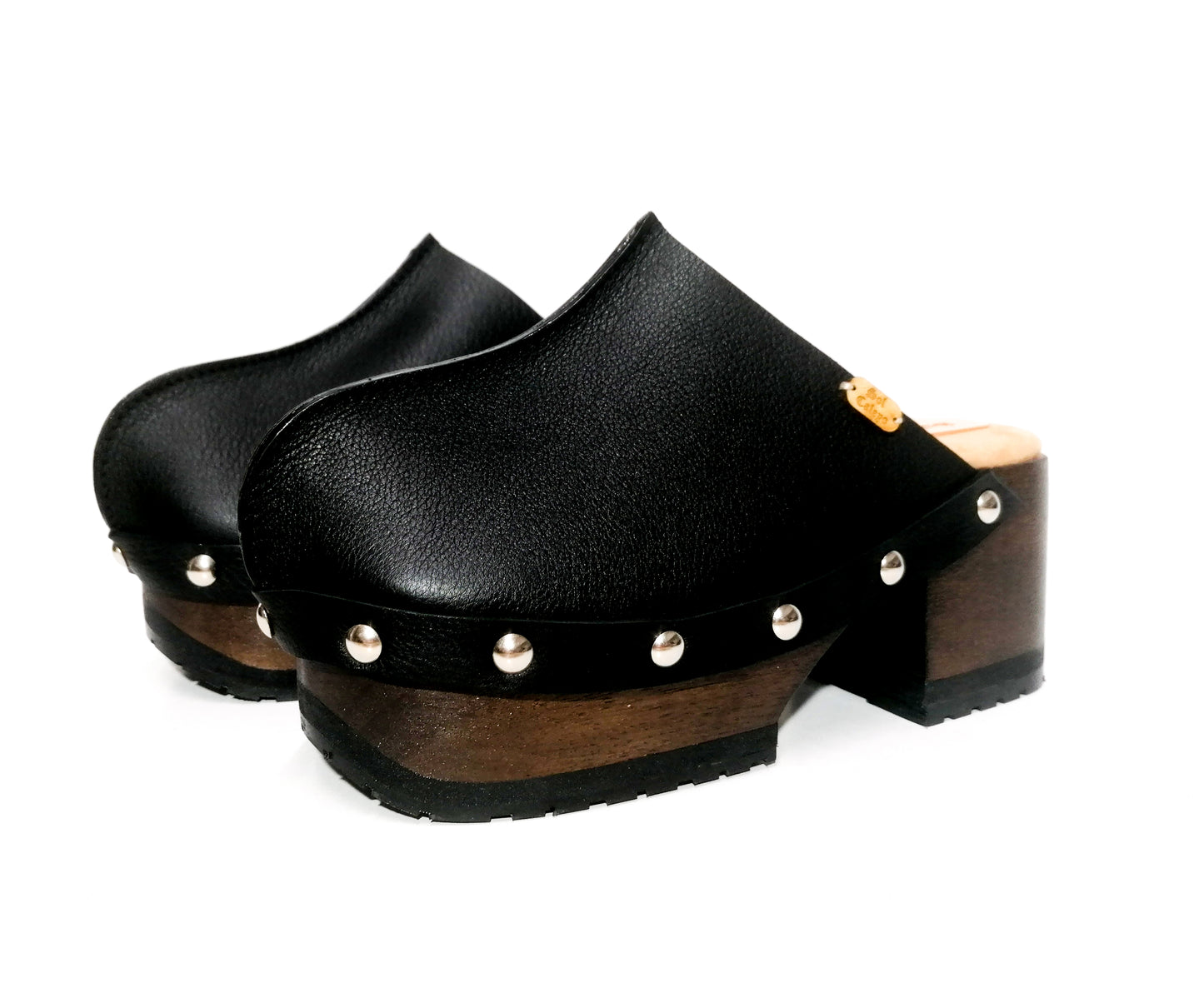Black leather clogs. Classic vintage style leather clogs. Black clog with wooden heel. Sizes 34 to 47. High quality handmade leather shoes by sol Caleyo. Sustainable fashion.