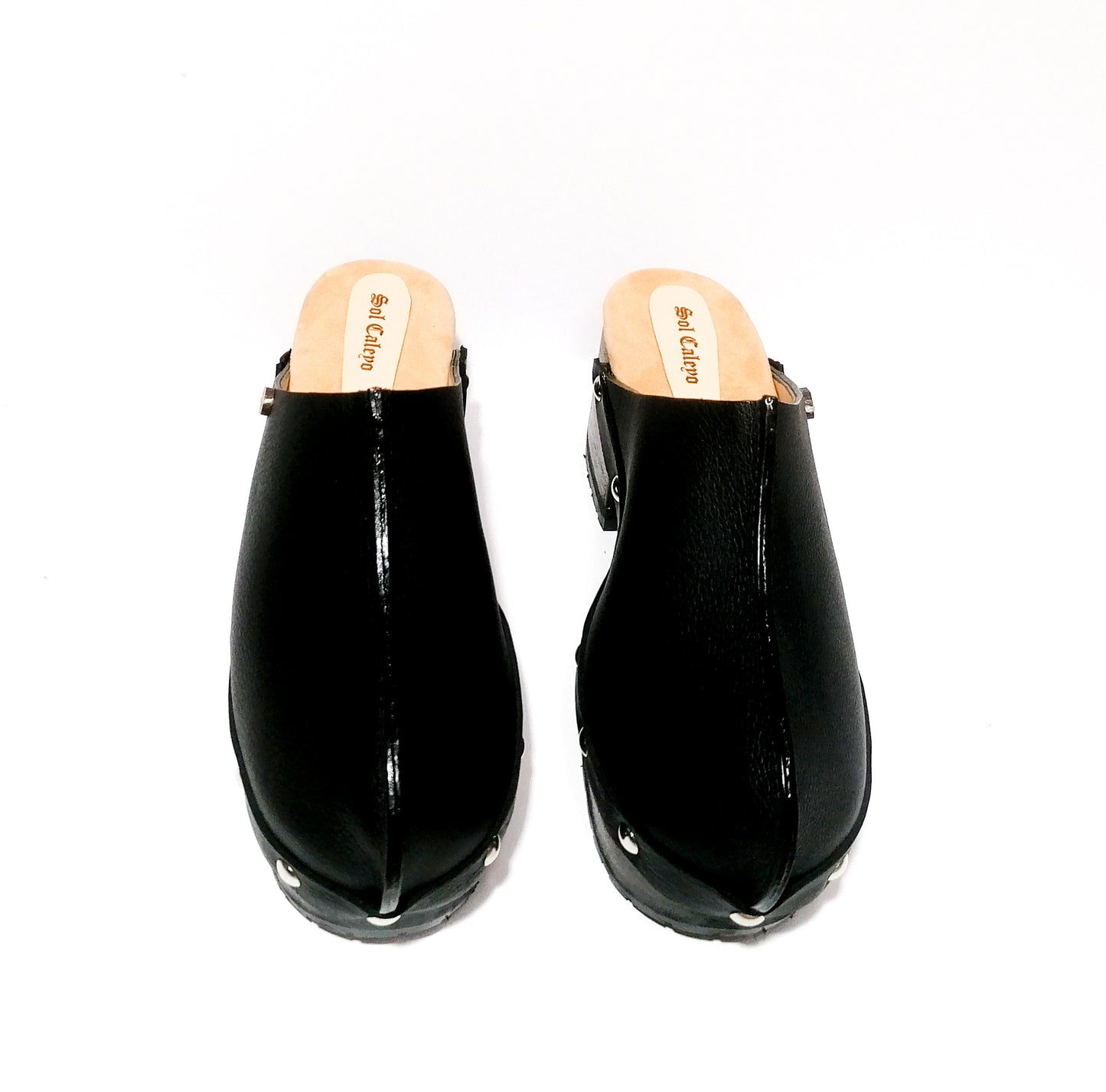 Black leather clogs. Classic vintage style leather clogs. Black clog with wooden heel. Sizes 34 to 47. High quality handmade leather shoes by sol Caleyo. Sustainable fashion.