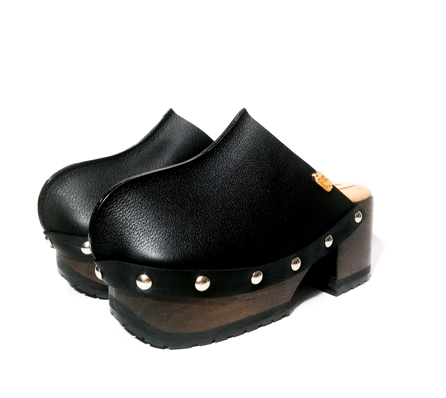 Black leather clogs. Classic vintage style leather clogs. Black clog with wooden heel. Sizes 34 to 47. High quality handmade leather shoes by sol Caleyo. Sustainable fashion.