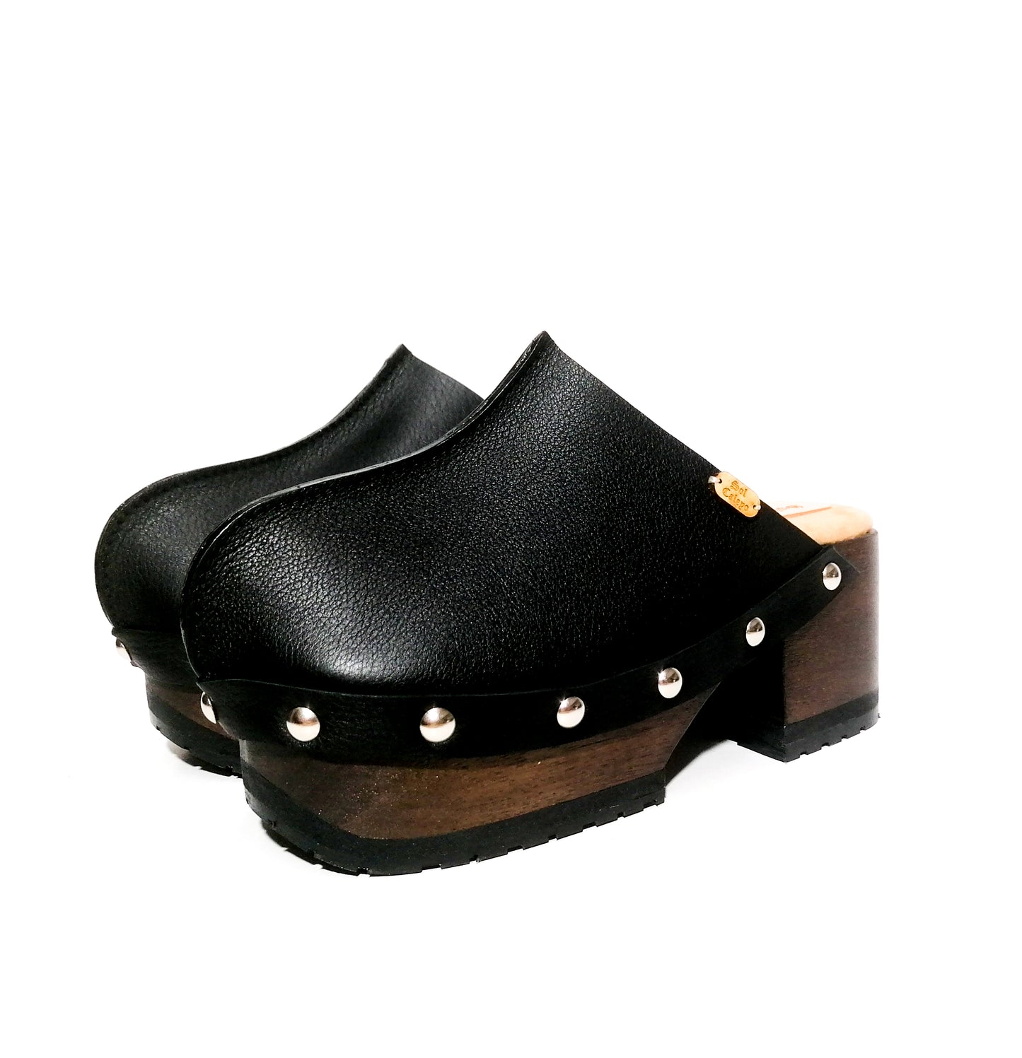 Black leather clogs. Classic vintage style leather clogs. Black clog with wooden heel. Sizes 34 to 47. High quality handmade leather shoes by sol Caleyo. Sustainable fashion.