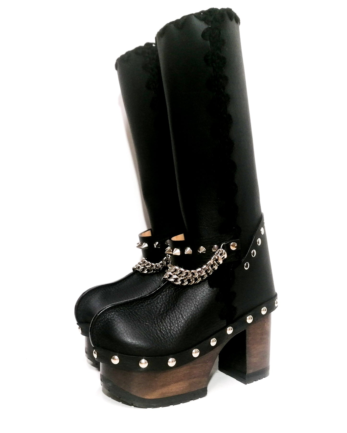 Black leather clog boots with wooden heel. Black leather boots with silver studded chains decoration, biker style. Leather boots with wooden heel and platform. Sizes 34 to 47. Handmade leather shoes of excellent quality by Sol Caleyo.