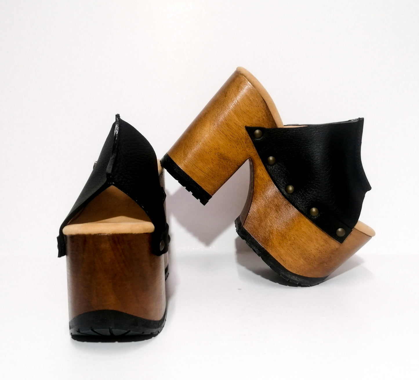 Vintage style black leather platform clog sandal. Super high wooden heel sandal. Vintage 70's style platform sandal. Sizes 34 to 47. High quality leather shoes handmade by sol Caleyo. Sustainable fashion.