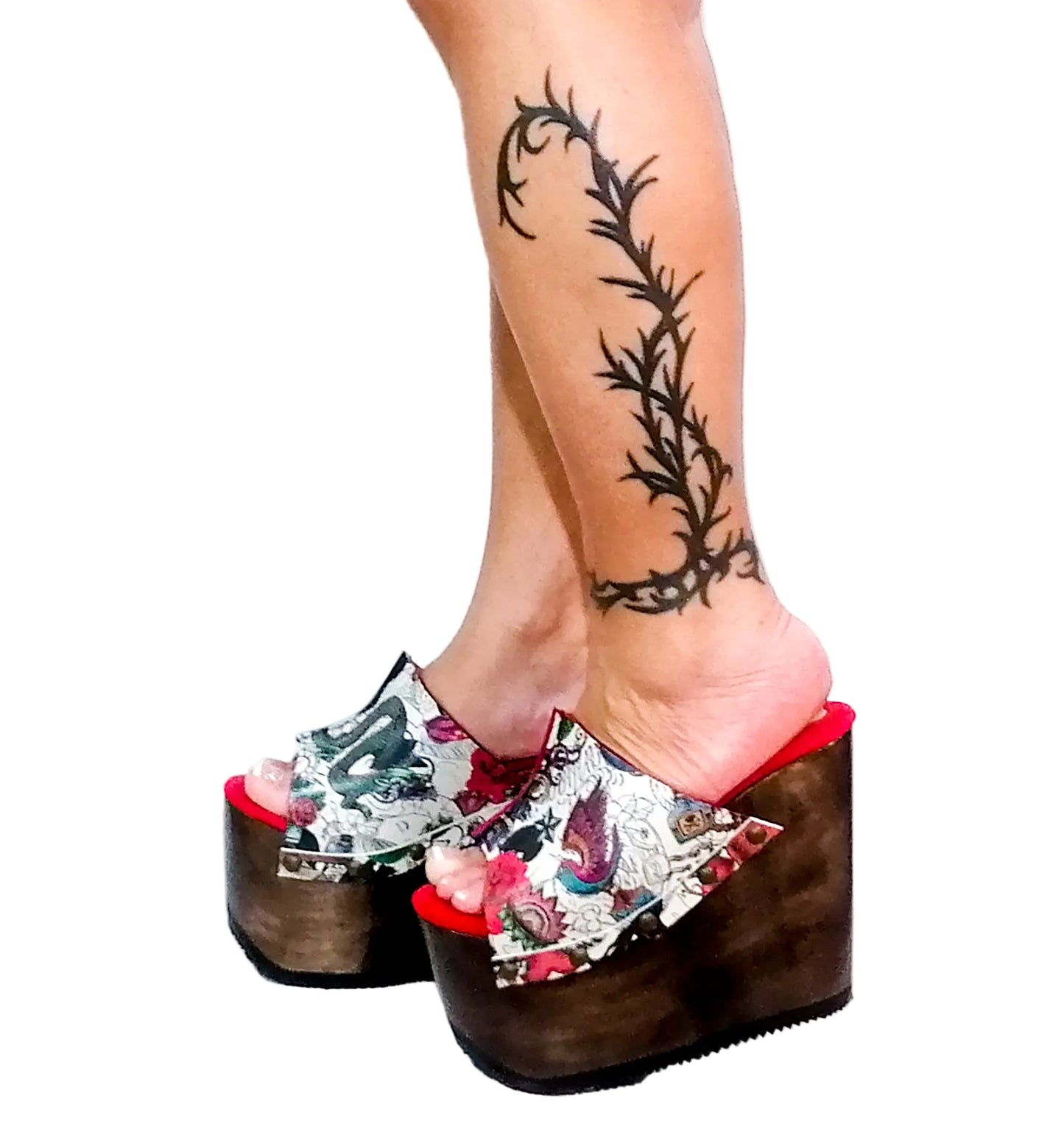 Leather sandals with super high platform heels. Sandals with wooden wedges. 70s-style sandals. Sizes 33 to 47. High-end footwear handmade by Sol Caleyo.