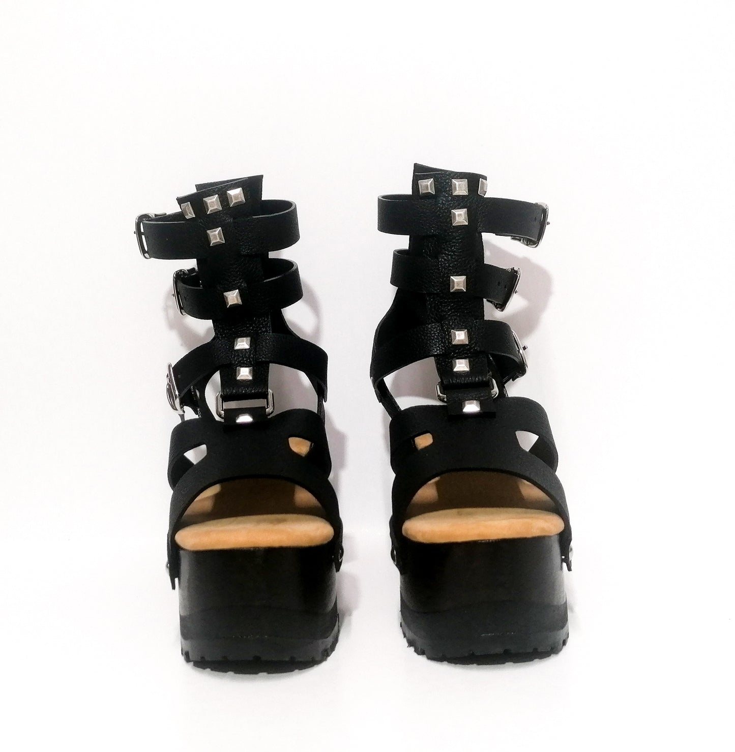 Sandal with straps and wooden wedge. Black strappy sandals with silver studs. Sandals with straps and wooden platform. Sizes 34 to 47. High quality leather shoes handmade by sol Caleyo. Sustainable fashion.