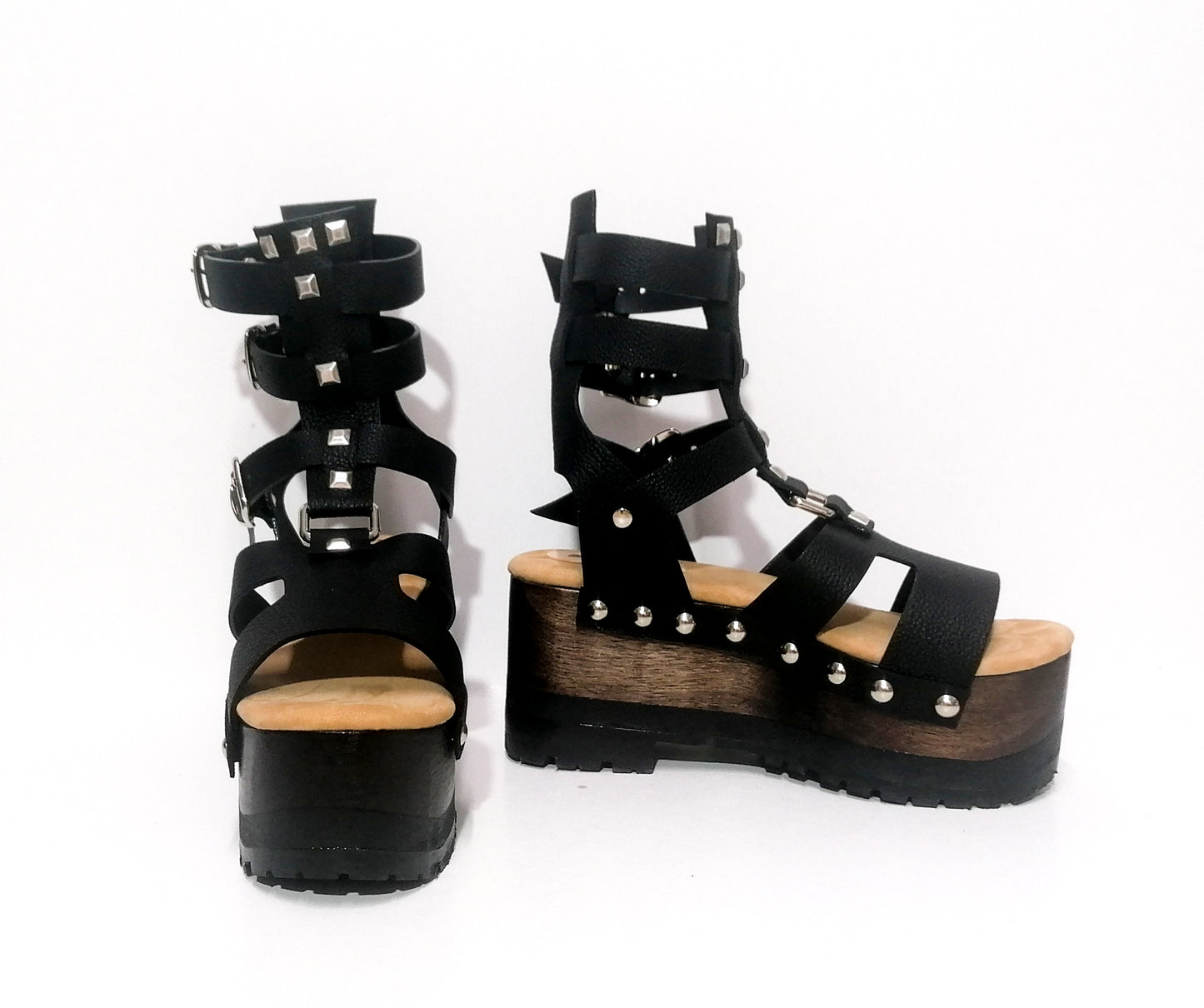 Sandal with straps and wooden wedge. Black strappy sandals with silver studs. Sandals with straps and wooden platform. Sizes 34 to 47. High quality leather shoes handmade by sol Caleyo. Sustainable fashion.
