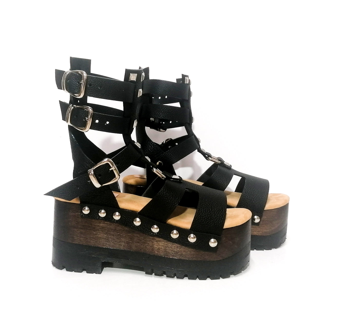 Sandal with straps and wooden wedge. Black strappy sandals with silver studs. Sandals with straps and wooden platform. Sizes 34 to 47. High quality leather shoes handmade by sol Caleyo. Sustainable fashion.