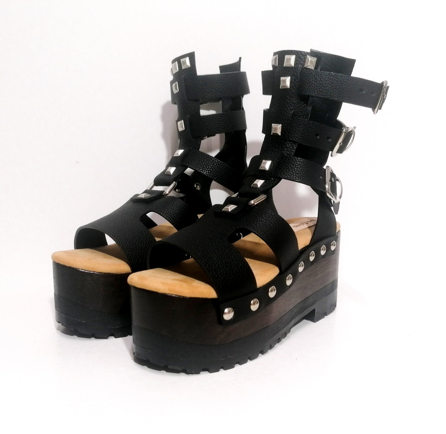 Sandal with straps and wooden wedge. Black strappy sandals with silver studs. Sandals with straps and wooden platform. Sizes 34 to 47. High quality leather shoes handmade by sol Caleyo. Sustainable fashion.
