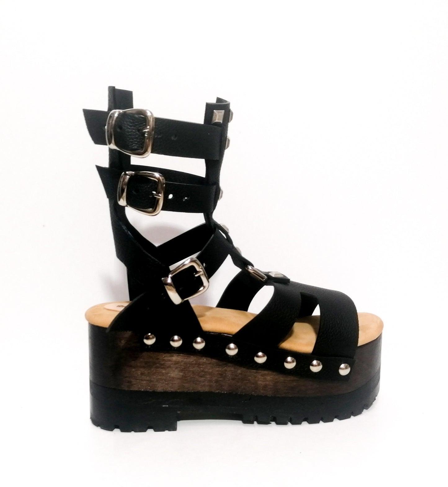 Sandal with straps and wooden wedge. Black strappy sandals with silver studs. Sandals with straps and wooden platform. Sizes 34 to 47. High quality leather shoes handmade by sol Caleyo. Sustainable fashion.