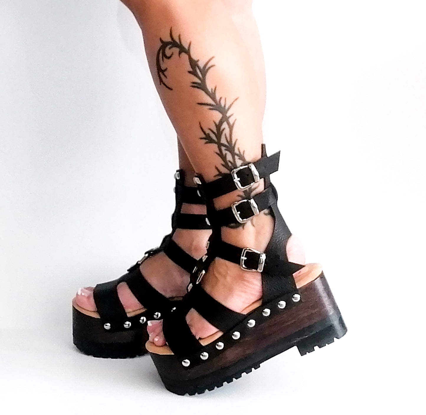 Sandal with straps and wooden wedge. Black strappy sandals with silver studs. Sandals with straps and wooden platform. Sizes 34 to 47. High quality leather shoes handmade by sol Caleyo. Sustainable fashion.