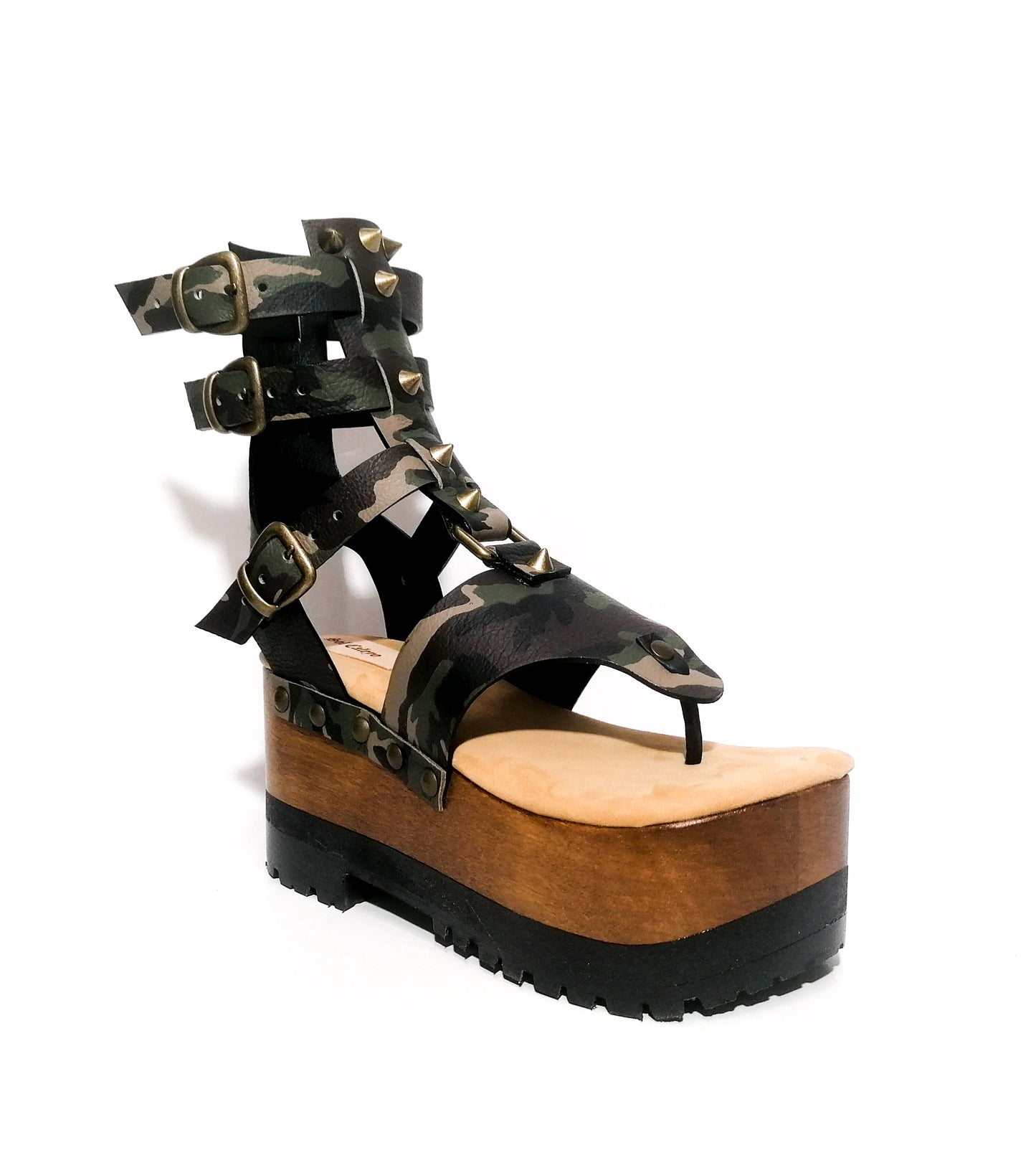 Military leather clogs flip flop style. Wooden wedge flip flop style. Flip flop style sandal with straps. Sizes 34 to 47. Handmade leather shoes of excellent quality by Sol Caleyo.