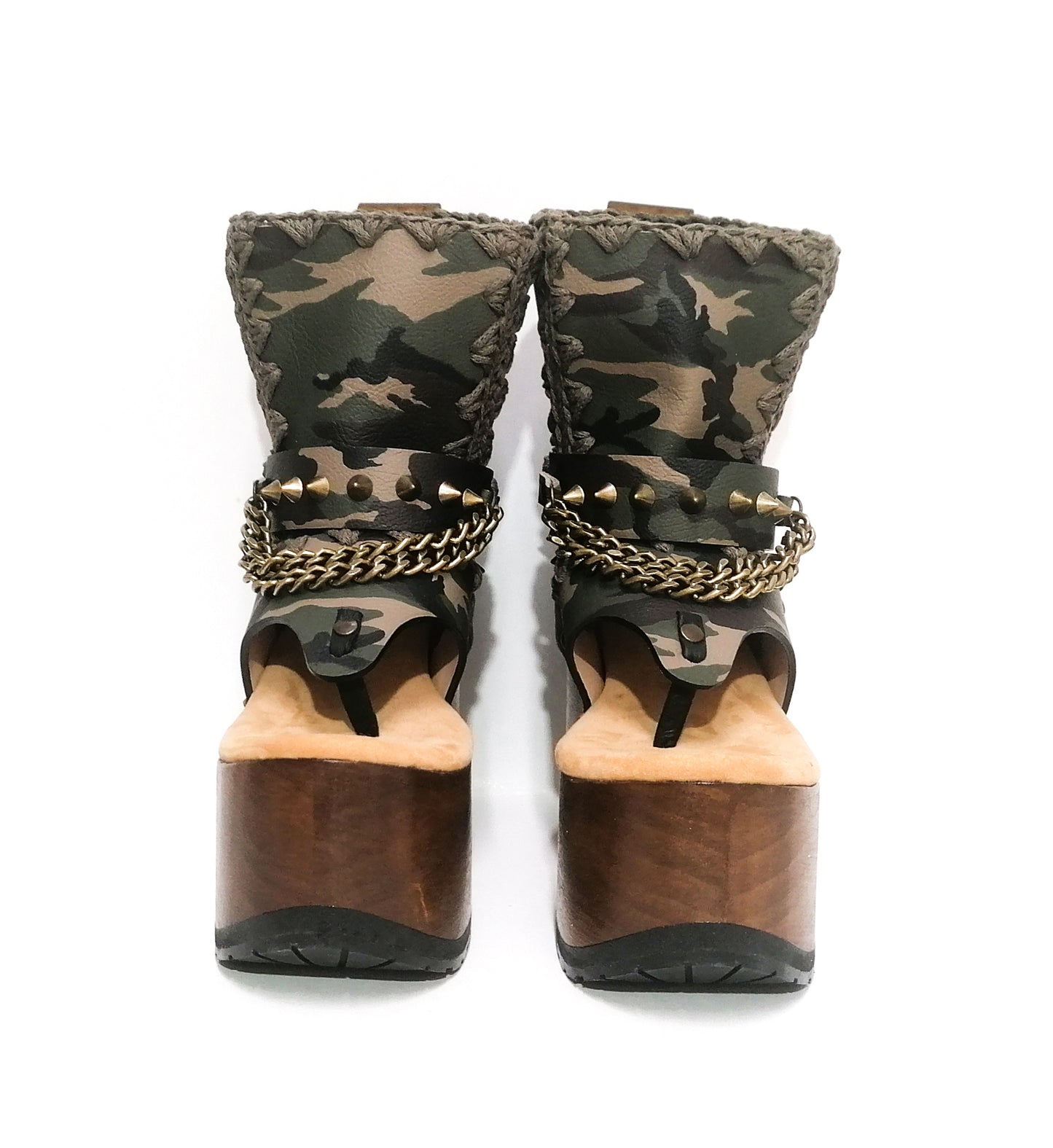 Flip-flop style sandal made in military leather. Clog with heel and wooden platform. Military flip flops with studs and chains. Sizes 34 to 47. Military Flip Flops is an exclusive design by Sol Caleyo.