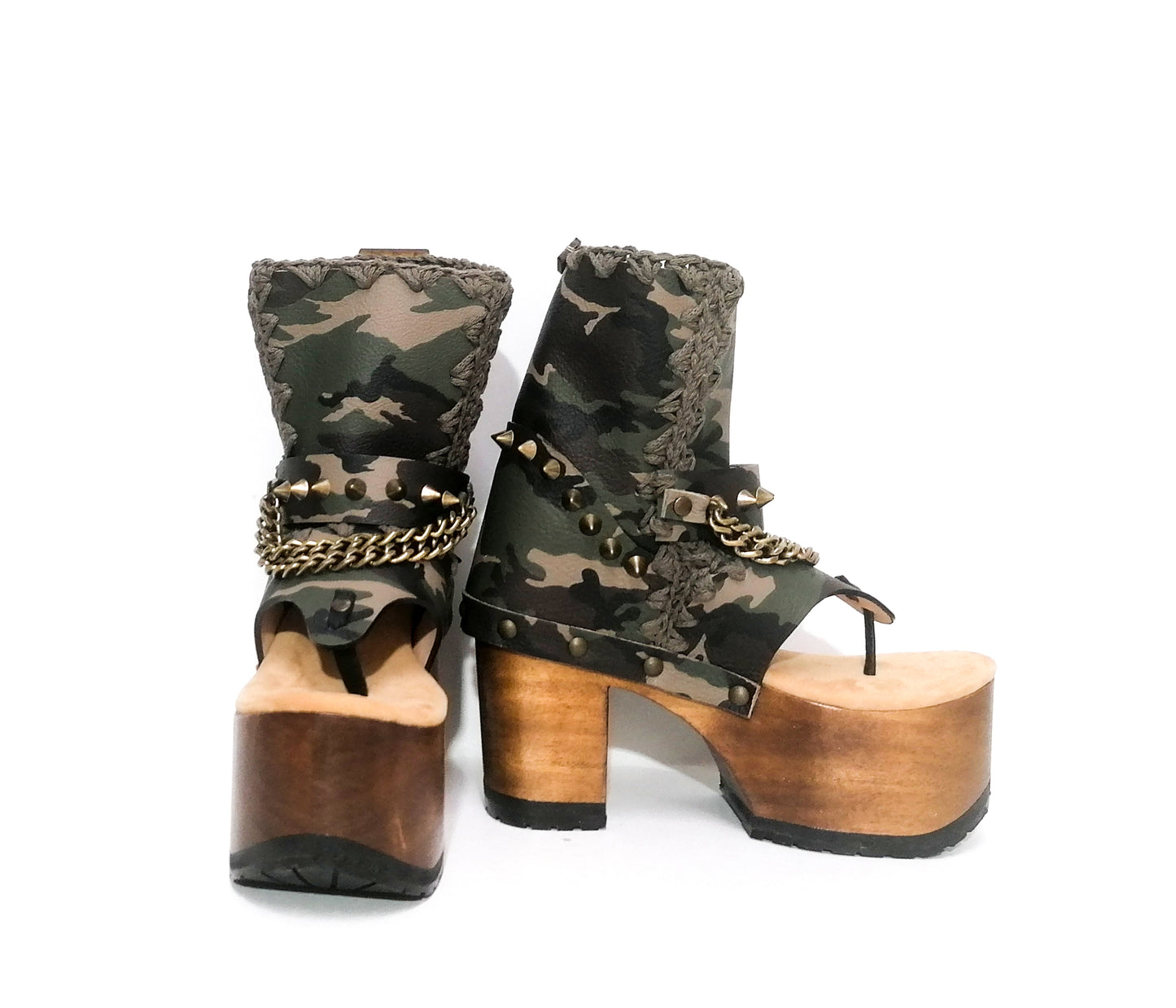Flip-flop style sandal made in military leather. Clog with heel and wooden platform. Military flip flops with studs and chains. Sizes 34 to 47. Military Flip Flops is an exclusive design by Sol Caleyo.