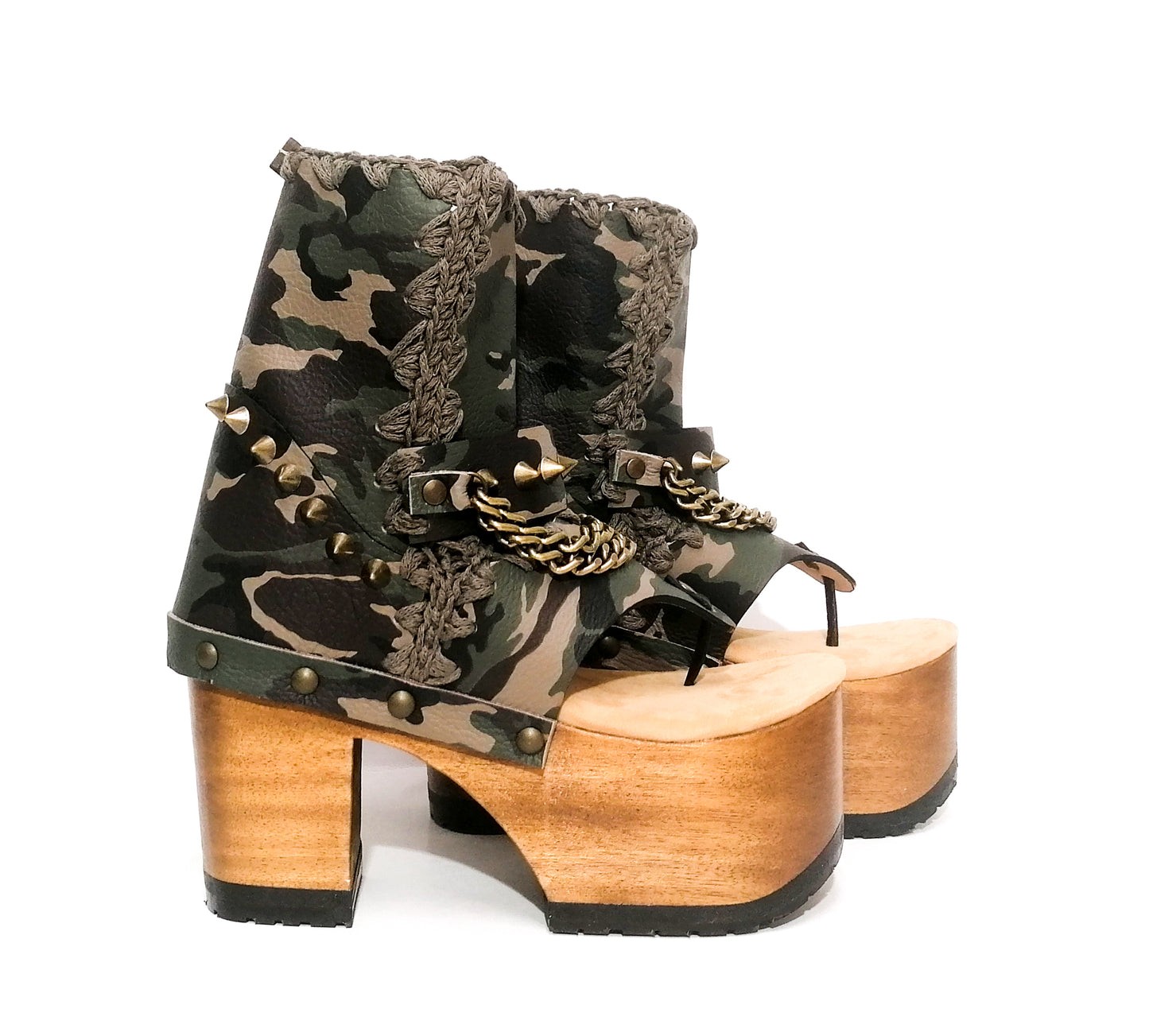 Flip-flop style sandal made in military leather. Clog with heel and wooden platform. Military flip flops with studs and chains. Sizes 34 to 47. Military Flip Flops is an exclusive design by Sol Caleyo.