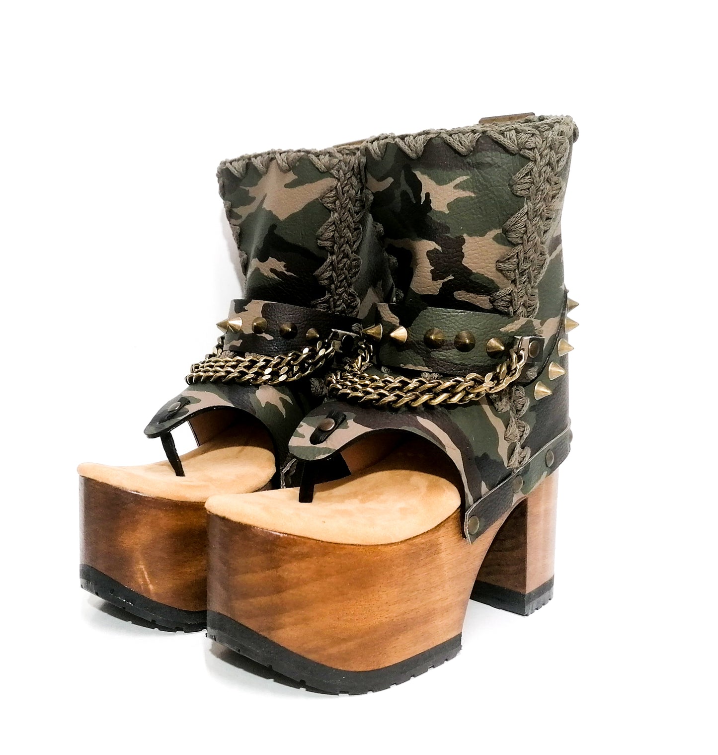 Flip-flop style sandal made in military leather. Clog with heel and wooden platform. Military flip flops with studs and chains. Sizes 34 to 47. Military Flip Flops is an exclusive design by Sol Caleyo.