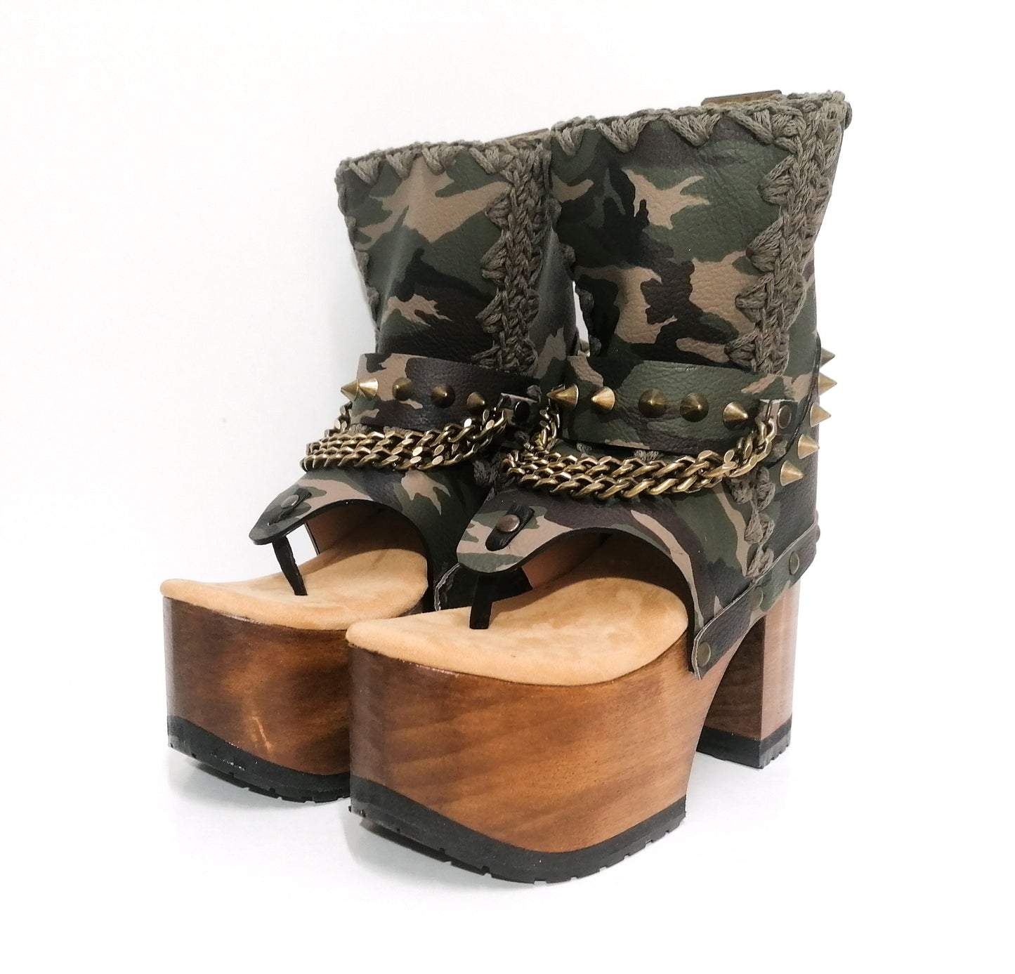 Flip-flop style sandal made in military leather. Clog with heel and wooden platform. Military flip flops with studs and chains. Sizes 34 to 47. Military Flip Flops is an exclusive design by Sol Caleyo.