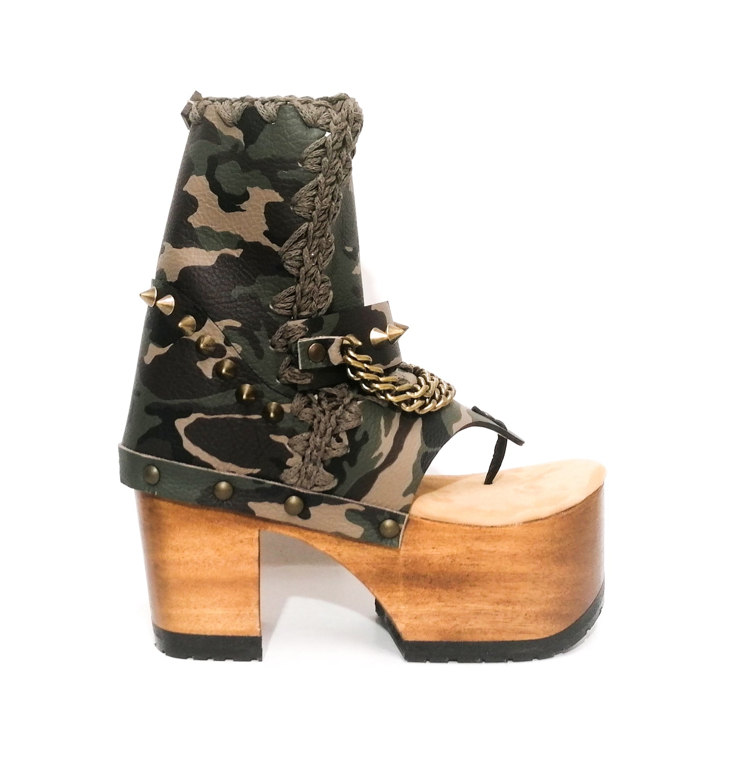 Flip-flop style sandal made in military leather. Clog with heel and wooden platform. Military flip flops with studs and chains. Sizes 34 to 47. Military Flip Flops is an exclusive design by Sol Caleyo.