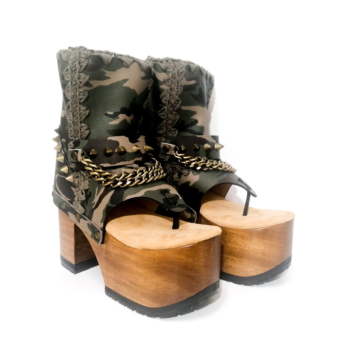 Flip-flop style sandal made in military leather. Clog with heel and wooden platform. Military flip flops with studs and chains. Sizes 34 to 47. Military Flip Flops is an exclusive design by Sol Caleyo.