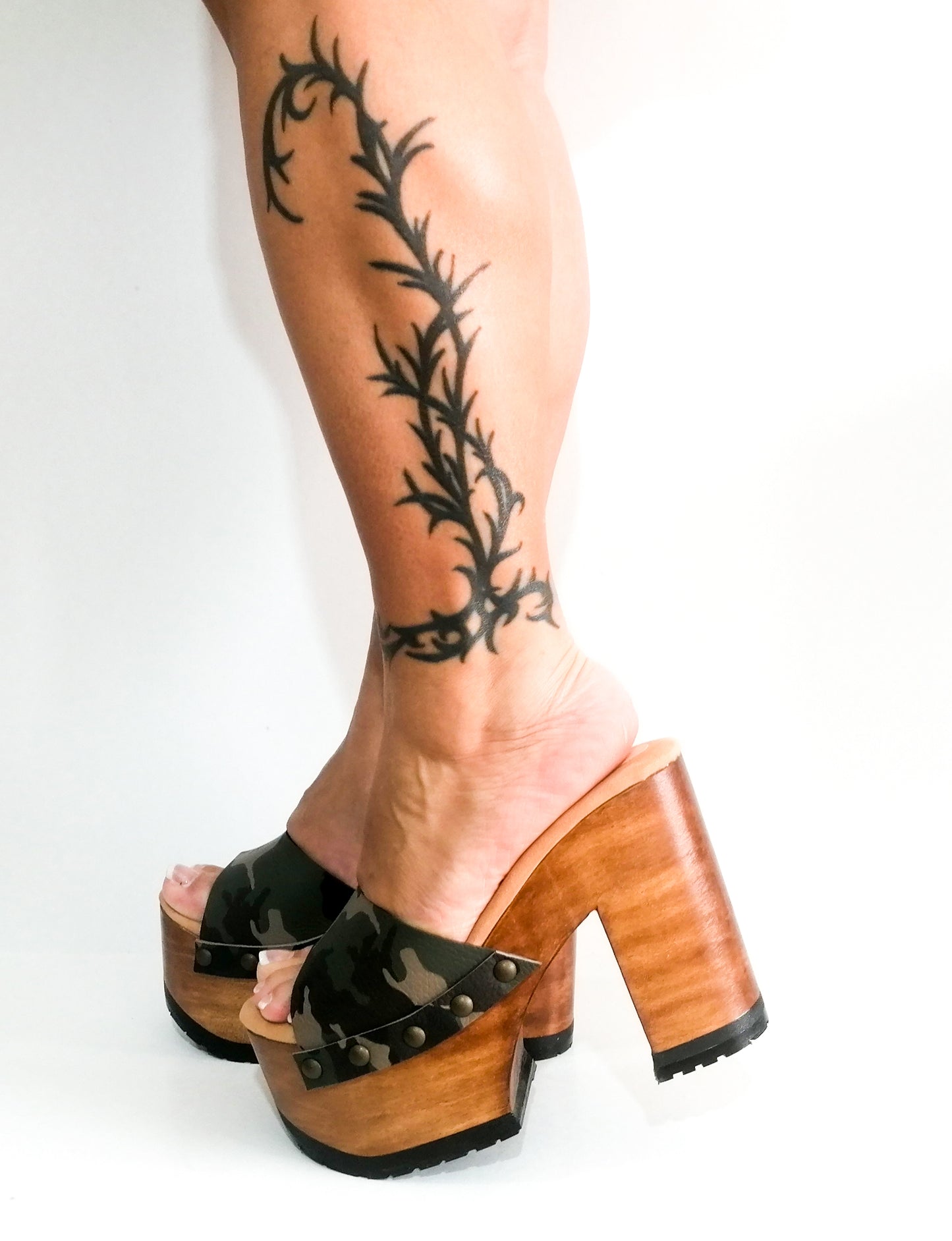 Military leather sandal peep toe style. Platform sandal with super high wooden heel. Clog sandal 70's style. Sizes 34 to 47. High quality handmade leather shoes by sol Caleyo. Sustainable fashion.