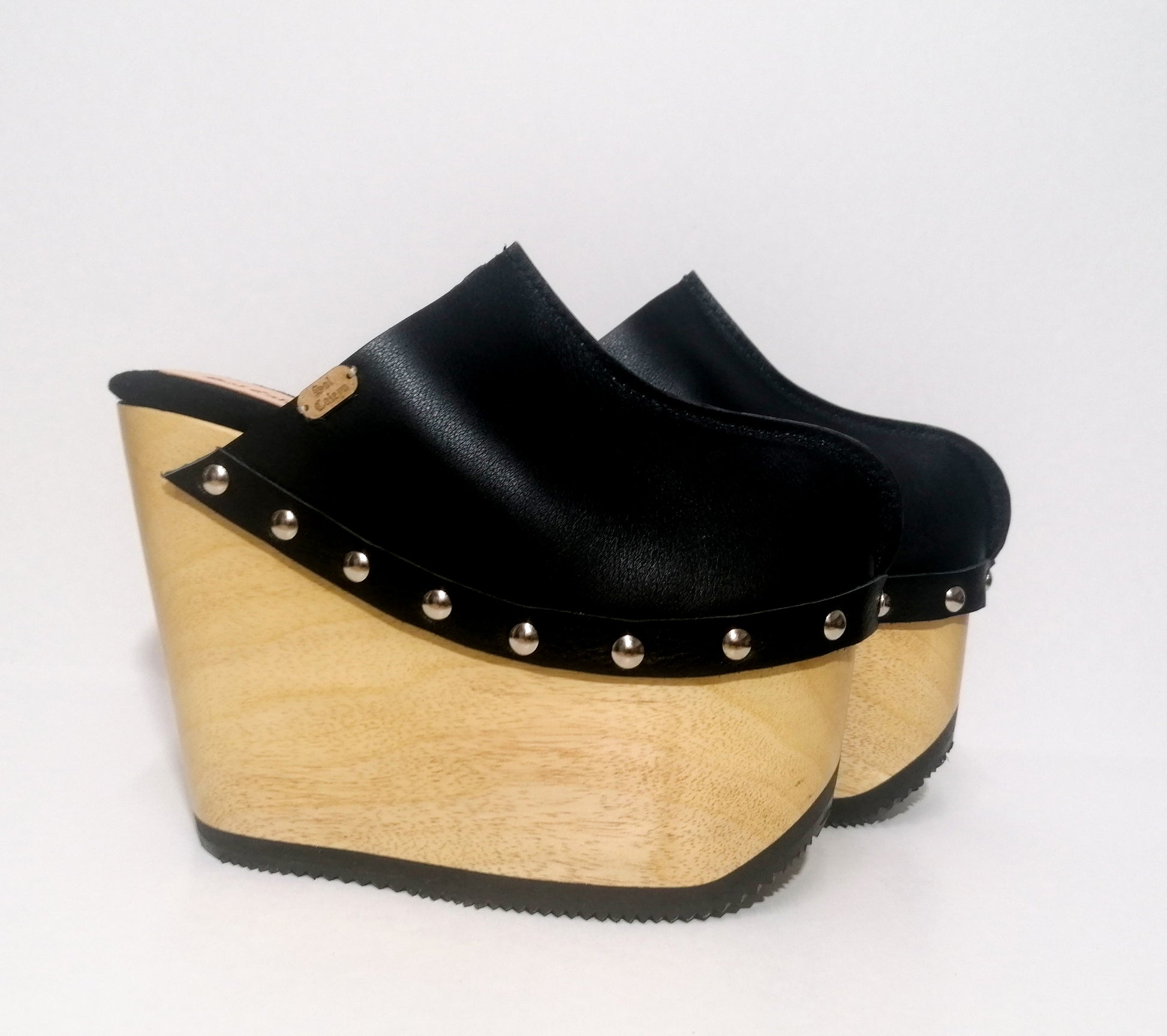 Black platform clog vintage style 70s. Super high wooden wedge, closed leather clogs, vintage style wooden wedge. Sizes 34 to 47. High quality leather shoes handmade by Sol Caleyo.