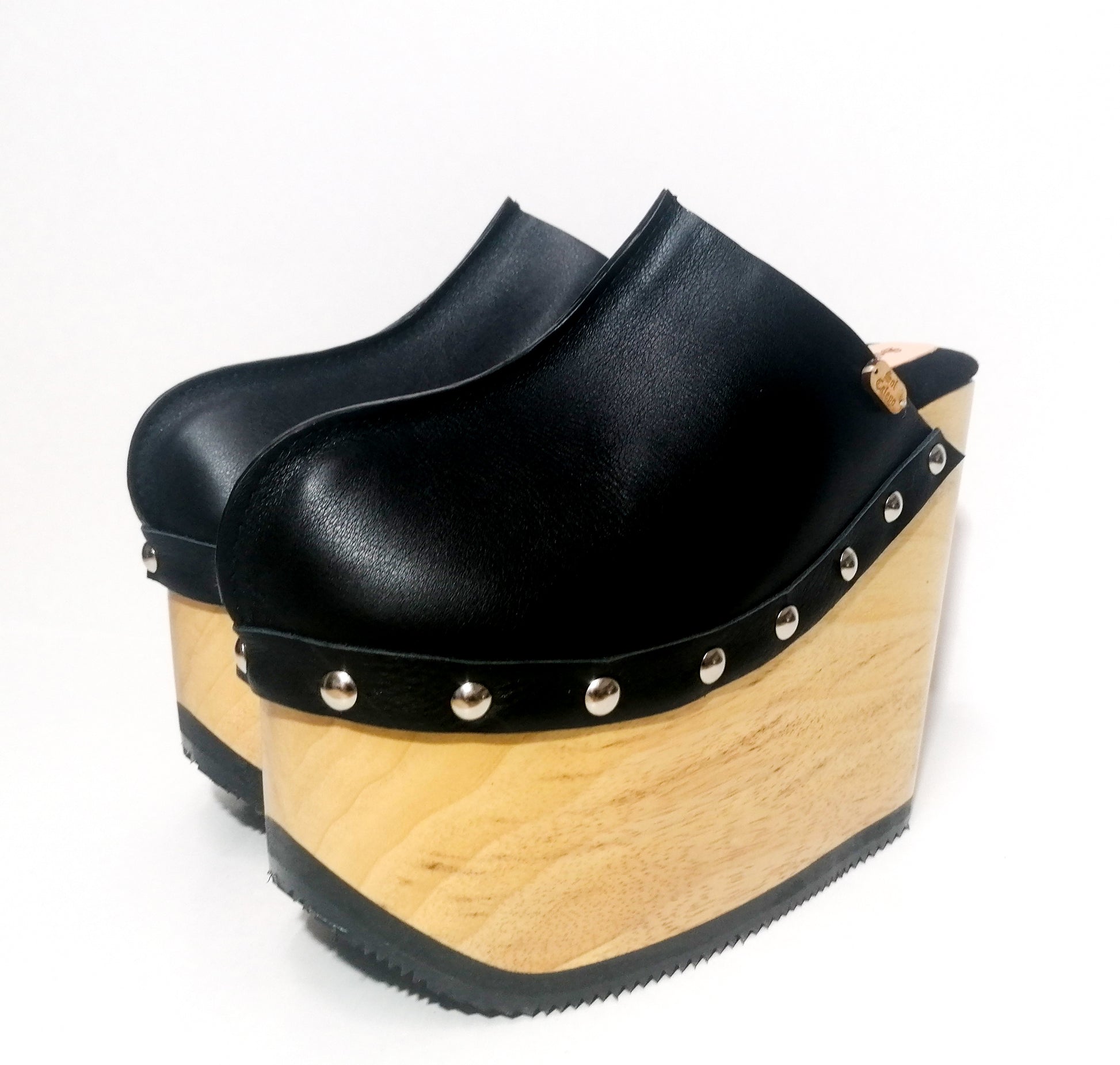Black platform clog vintage style 70s. Super high wooden wedge, closed leather clogs, vintage style wooden wedge. Sizes 34 to 47. High quality leather shoes handmade by Sol Caleyo.