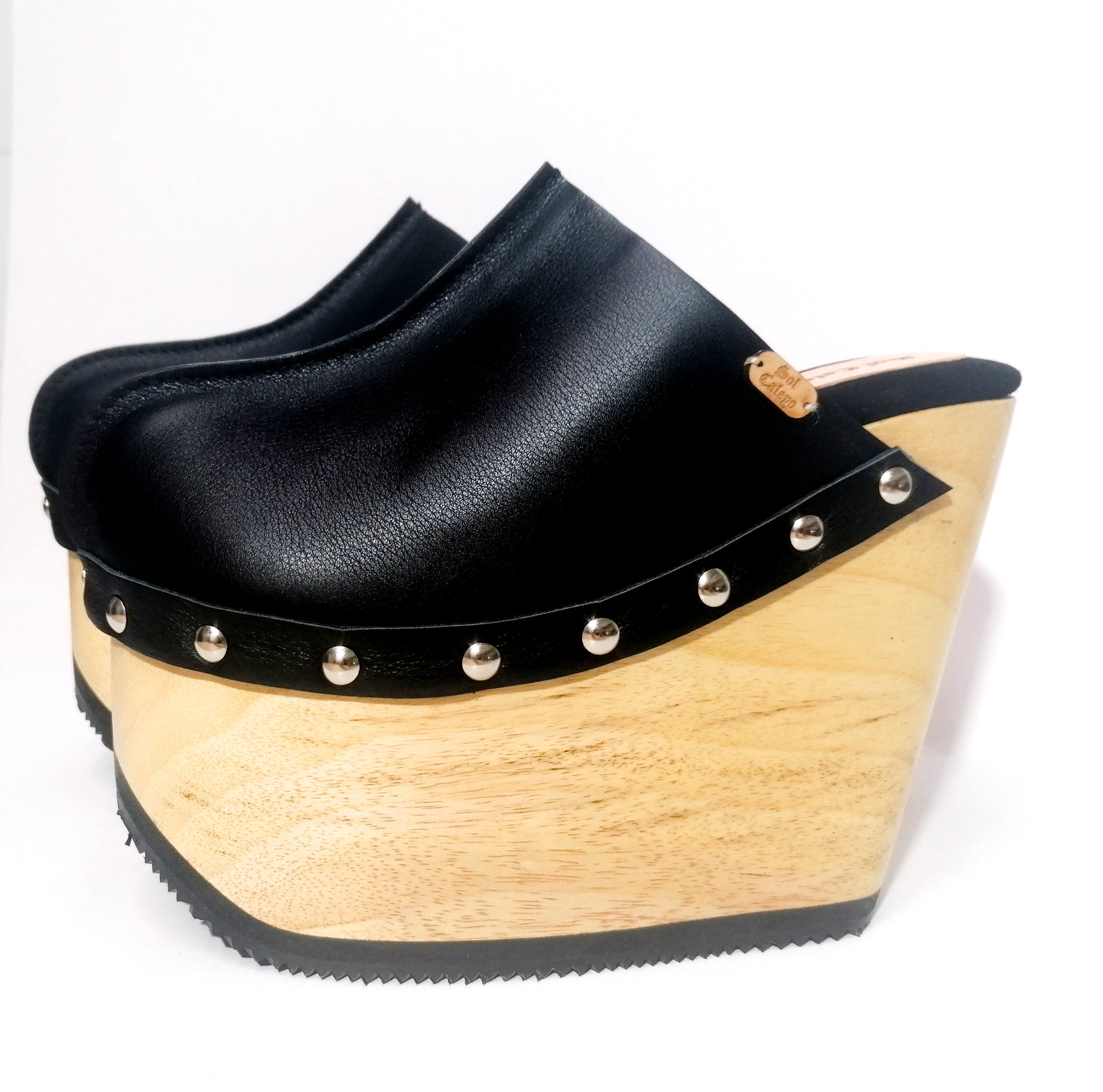 Black platform clog vintage style 70s. Super high wooden wedge, closed leather clogs, vintage style wooden wedge. Sizes 34 to 47. High quality leather shoes handmade by Sol Caleyo.
