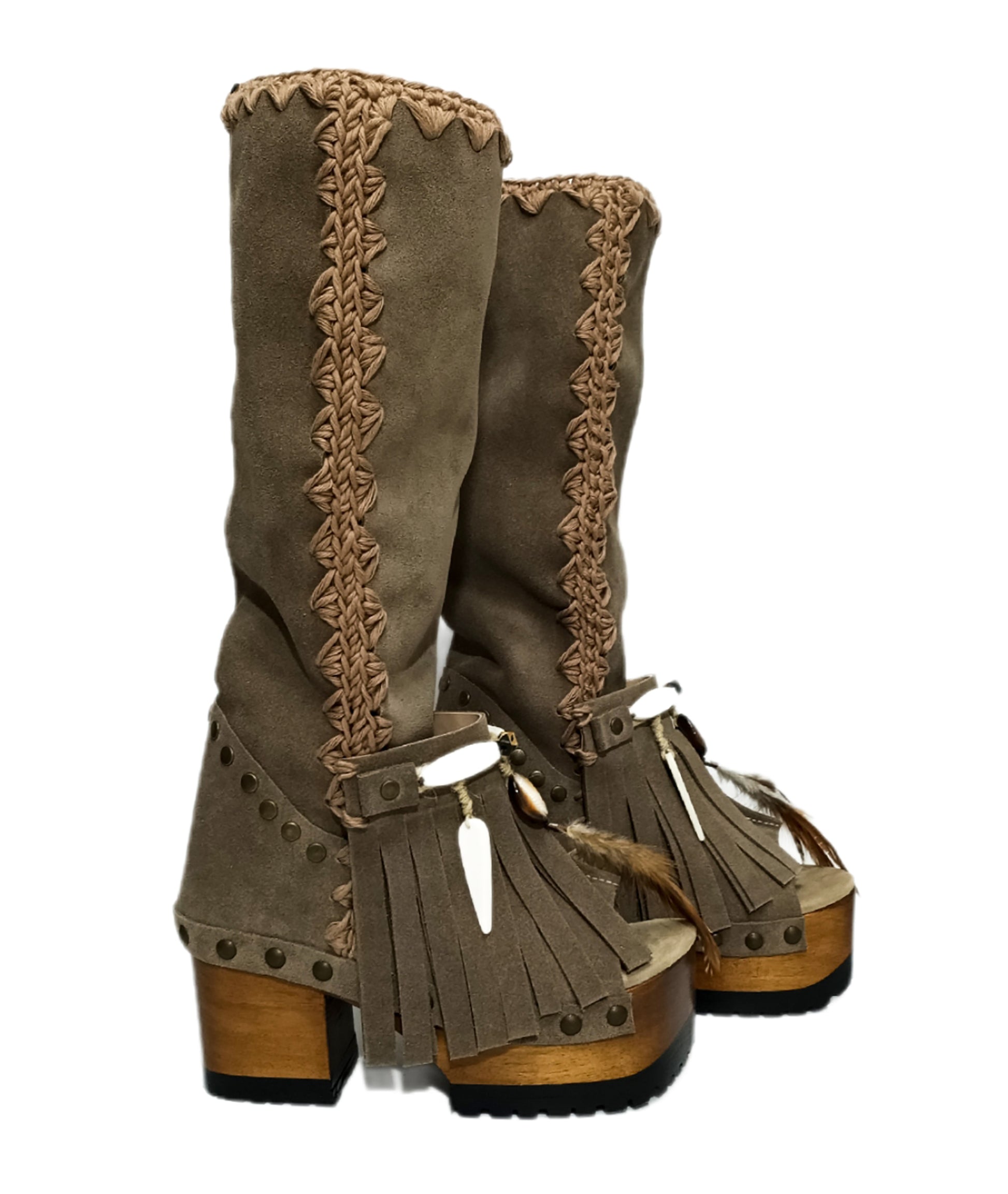 Bohemian-style boots in earth-colored suede leather. Bohemian-style platform boots, decorated with horns, fringes, feathers, and shells. High-end footwear handmade to order. Exclusive design by Sol Caleyo.