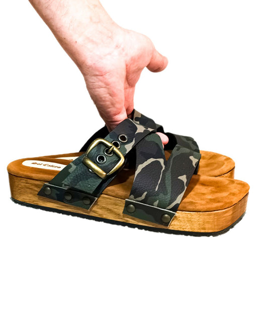 Clog sandals for men in military style. Men's leather sandals made in genuine leather. Clog sandals for men with a unique style. Military sandals is an exclusive design by Sol Caleyo.