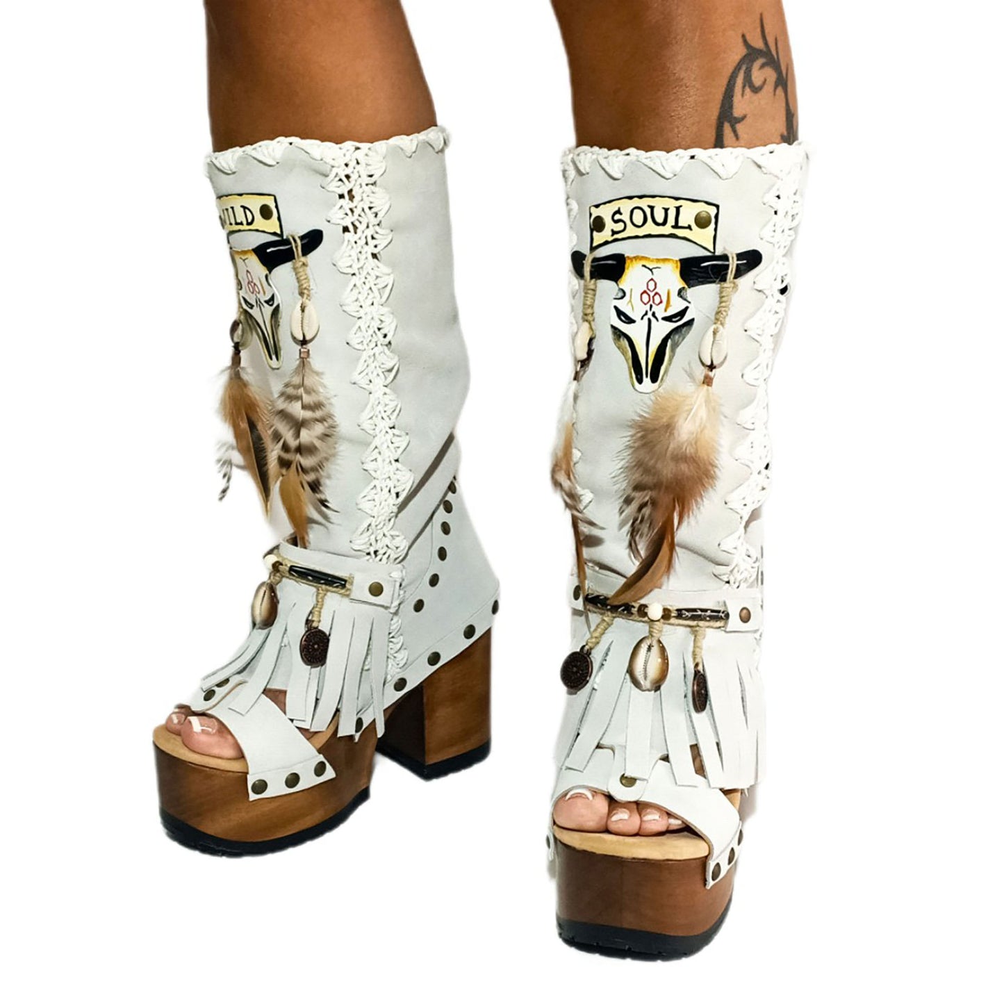 White suede leather platform boots sandals, with hand painted buffalo, decorated with feathers, natural shells, coins and horns, totally handmade to order. An authentic bohemian style boot handmade by Sol Caleyo. Sizes 34 to 47.