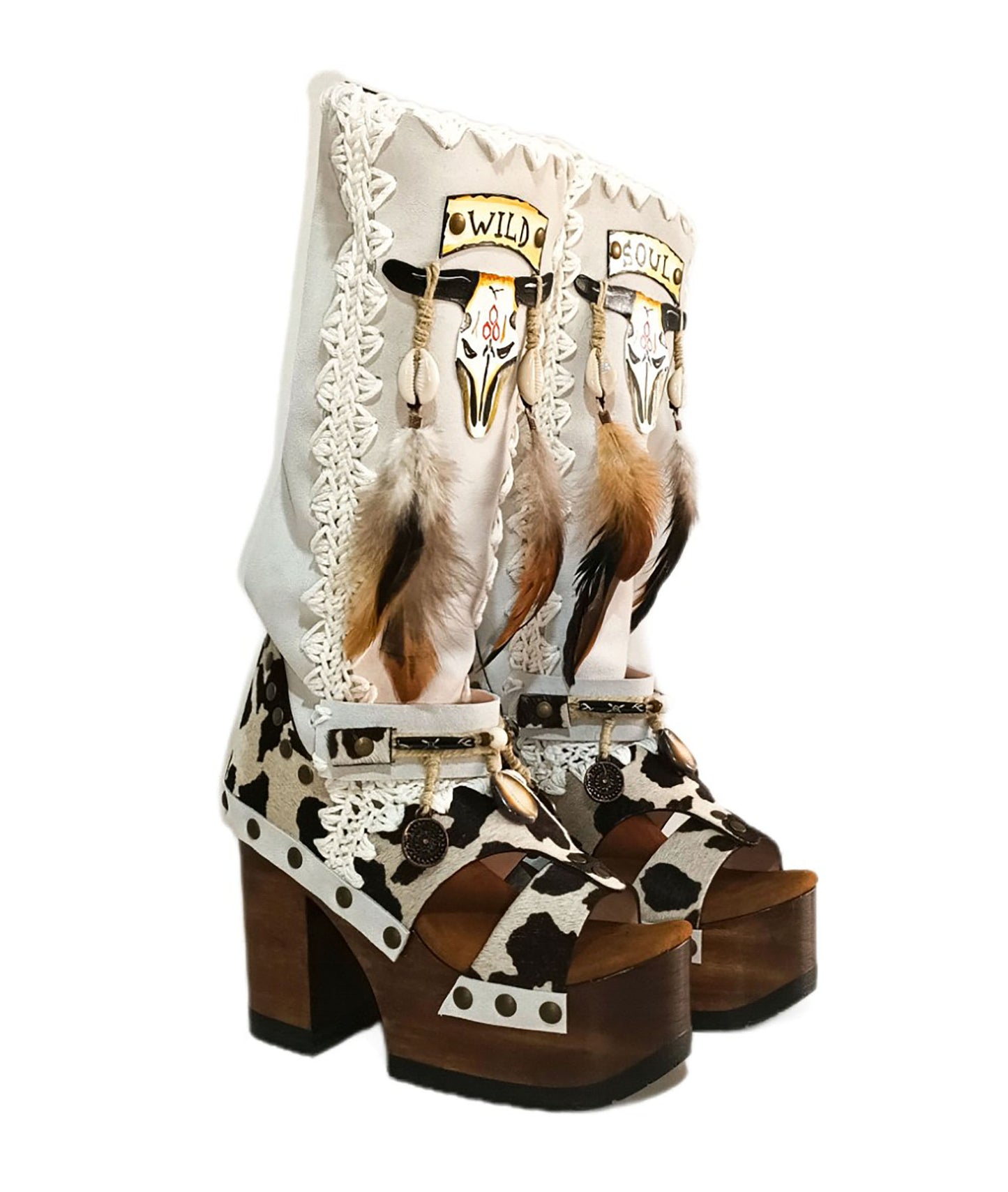 Boots in colt leather with cow print, painted with buffalo head. Platform boots with high wooden heel. Cowboy style boots. High quality leather footwear handmade by Sol Caleyo. 