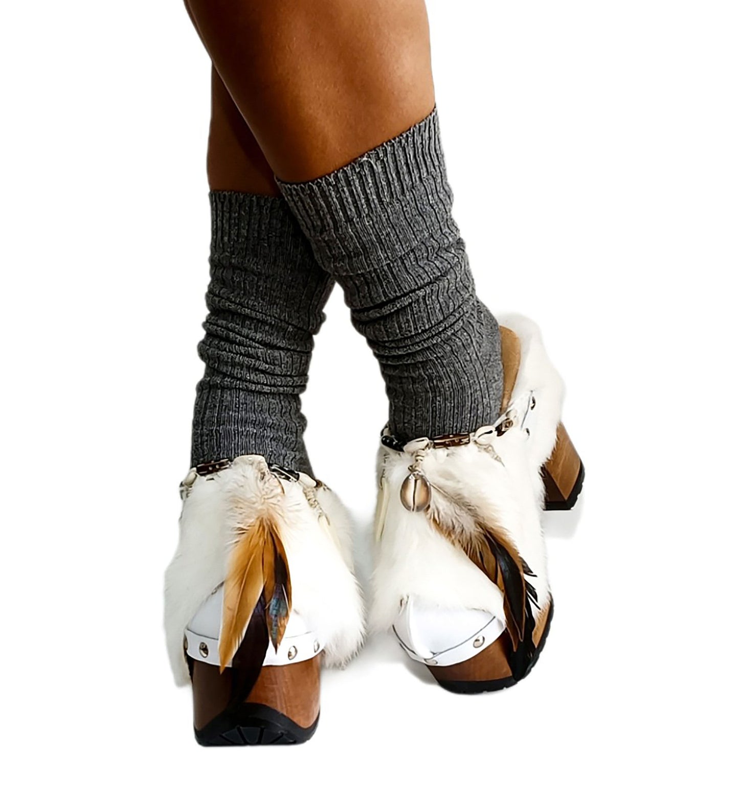 White leather and rabbit fur clogs in bohemian style, decorated with feathers, horns and natural shells. White leather mule clogs with super high heel. Sizes 34 to 47. High quality leather shoes handmade by Sol Caleyo.