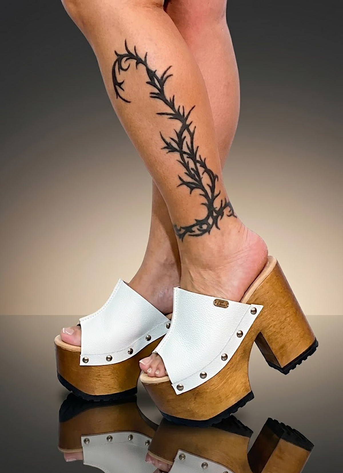 Vintage 70's style white platform sandals. Vintage style wooden heeled sandals. White vintage style mules. Handmade leather shoes by Sol Caleyo.