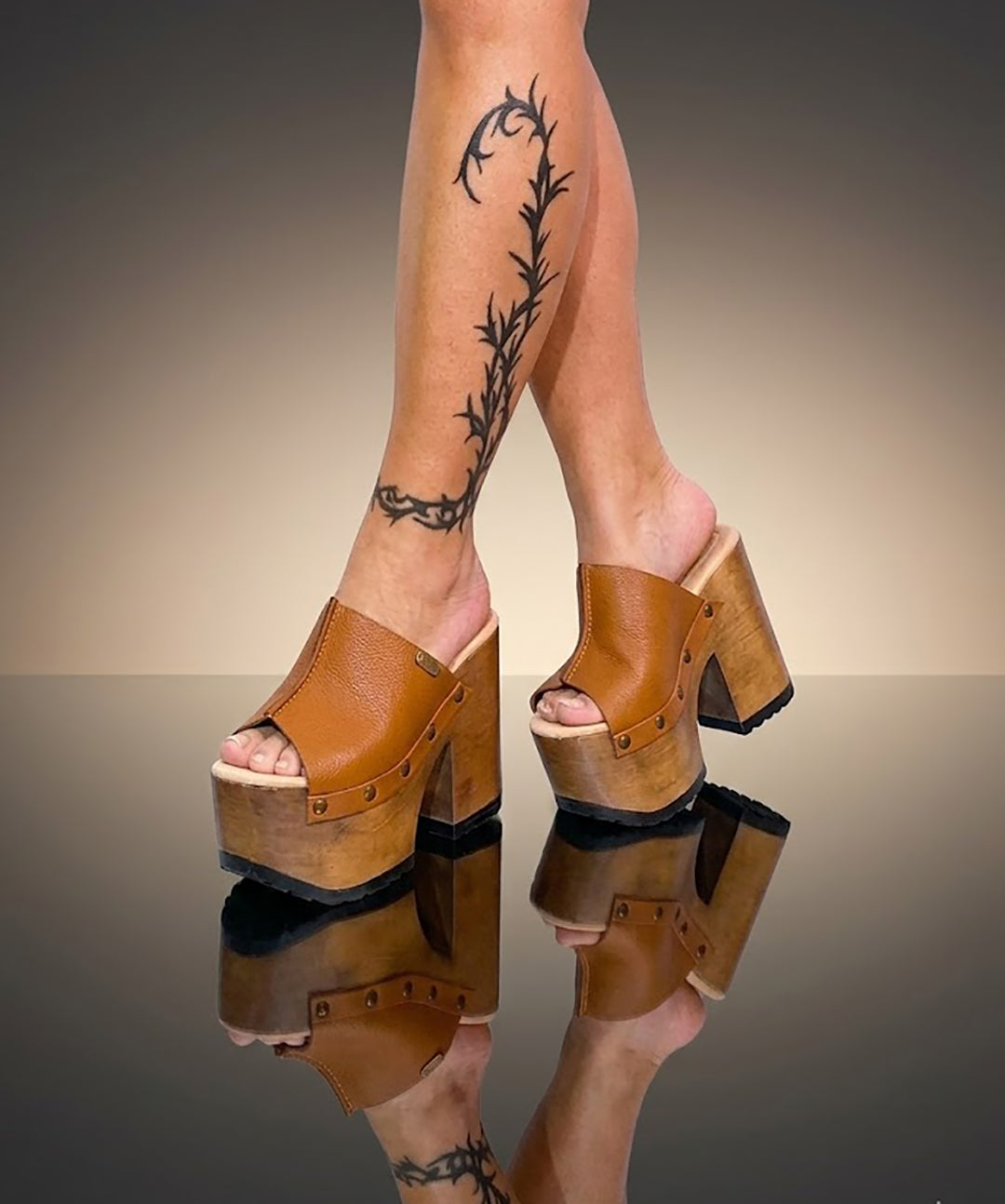 Handmade brown leather sandals, inspired by the iconic 70s style.
Crafted to order with a wooden heel and a timeless silhouette.
Available from size 34 to 47.
An exclusive design by Sol Caleyo, made for those who value craftsmanship, comfort, and authentic style.
