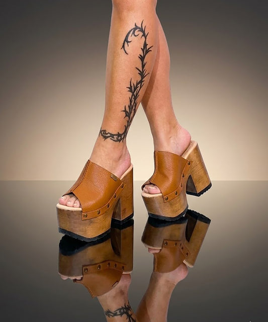 Handmade brown leather sandals, inspired by the iconic 70s style.
Crafted to order with a wooden heel and a timeless silhouette.
Available from size 34 to 47.
An exclusive design by Sol Caleyo, made for those who value craftsmanship, comfort, and authentic style.