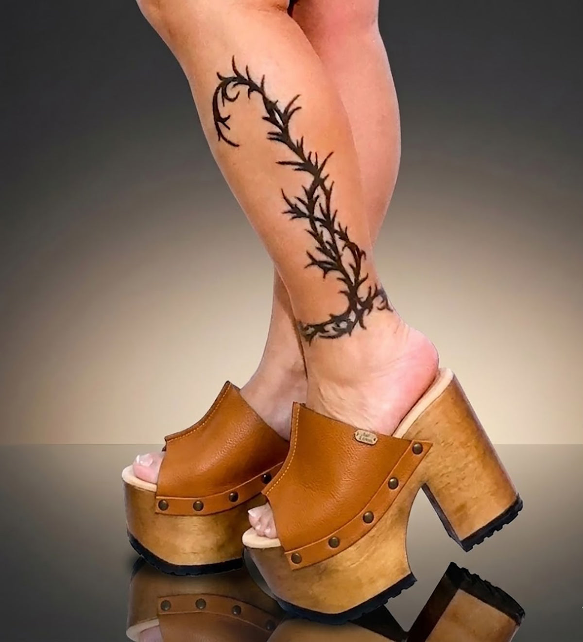 Handmade brown leather sandals, inspired by the iconic 70s style.
Crafted to order with a wooden heel and a timeless silhouette.
Available from size 34 to 47.
An exclusive design by Sol Caleyo, made for those who value craftsmanship, comfort, and authentic style.