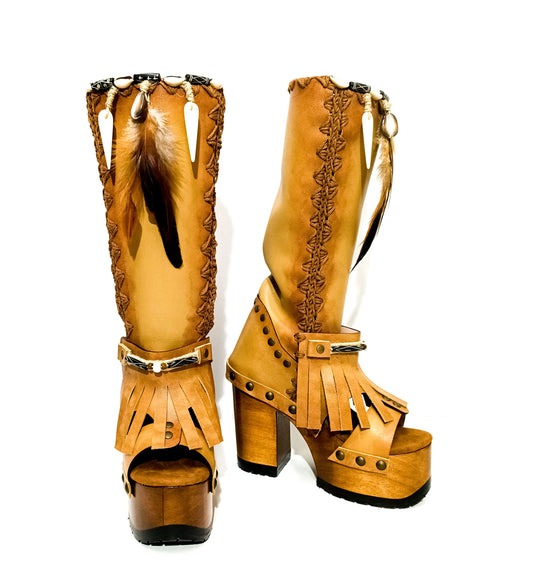 Hand-antiqued beige handmade leather boho platform boots with fringe, feathers, shells and 12 cm wooden heel by Sol Caleyo.