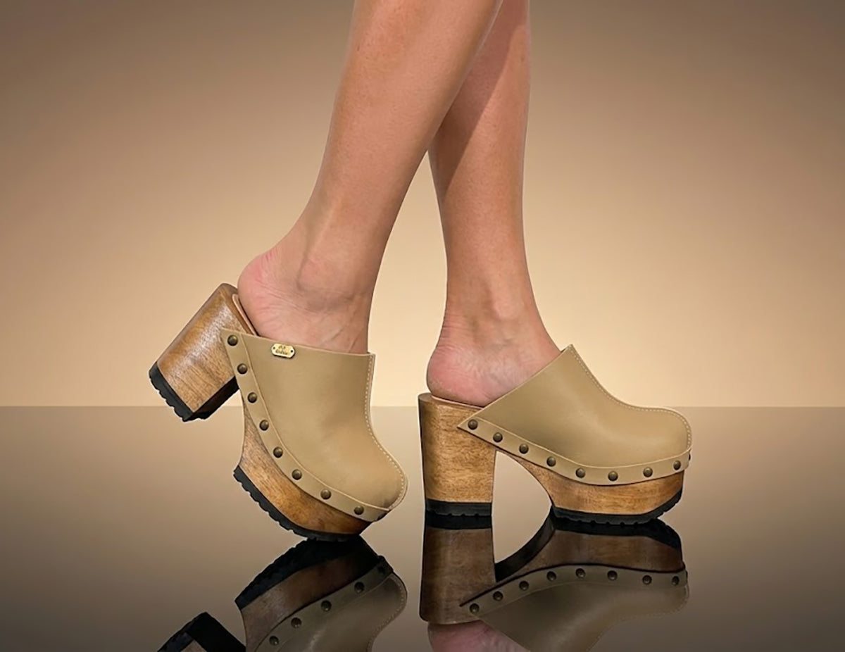 Sand beige leather clogs with wooden platform and high heel. Vintage 70s style wooden clogs. Handmade leather clogs, sizes 34 to 47. Exclusive design by Sol Caleyo.