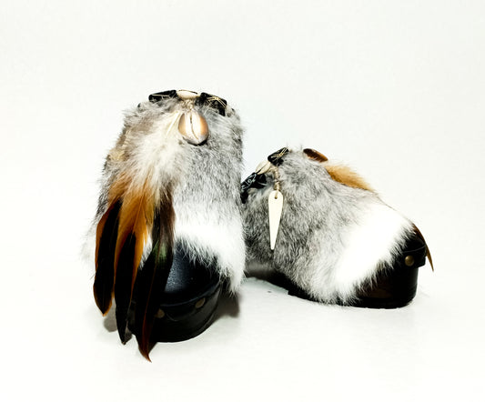 Handmade smooth black leather closed-toe platform mule clogs with chinchilla rabbit fur, feathers, bone, carved horn, shells and 6 cm wenge lacquered wooden heel by Sol Caleyo.