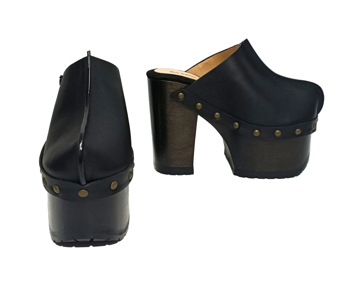 Black leather clogs with platform and super high heel. Leather mule with super high wooden heel. Black leather clogs 70's vintage style. Vintage style super high heel clogs. Sizes 34 to 47. High quality leather shoes handmade by sol Caleyo. Sustainable fashion.